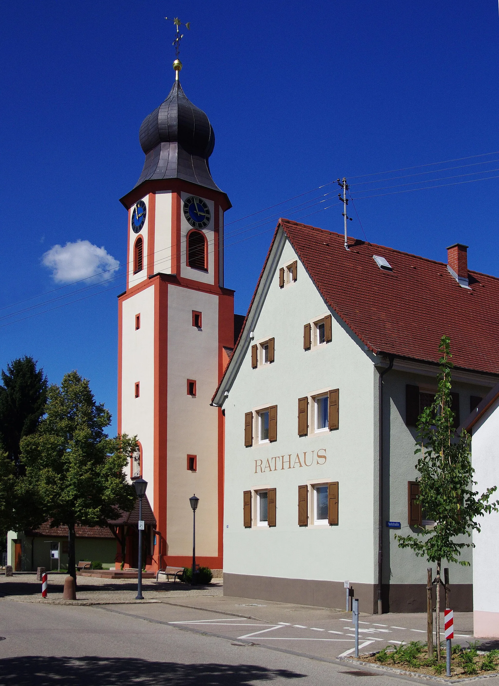 Photo showing: Rathaus und St. Johanneskirche, eine der wenigen Kirchen mit Zwiebelturm