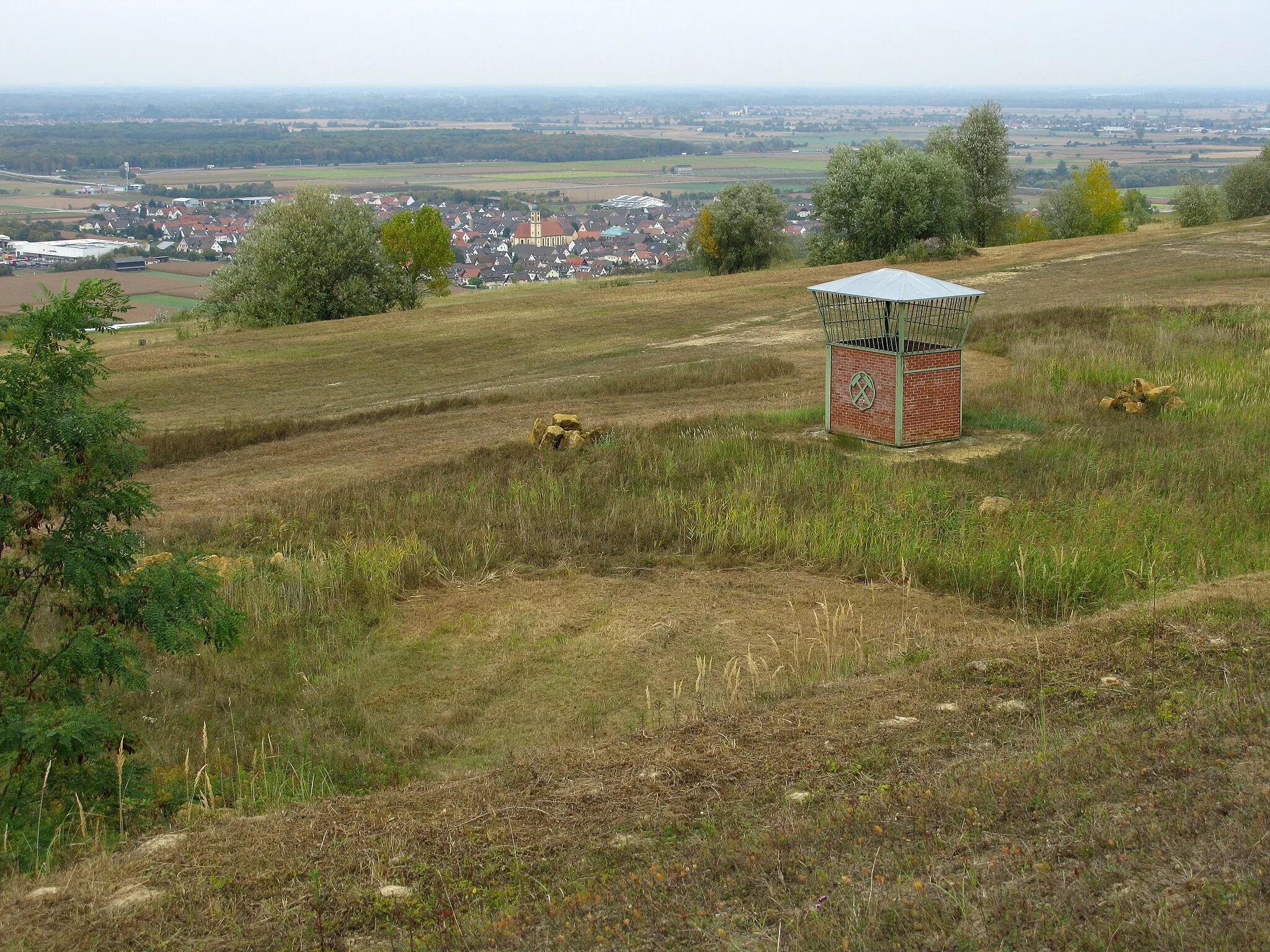 Photo showing: renaturierte Deponie Kahlenberg, im Hintergrund Ringsheim