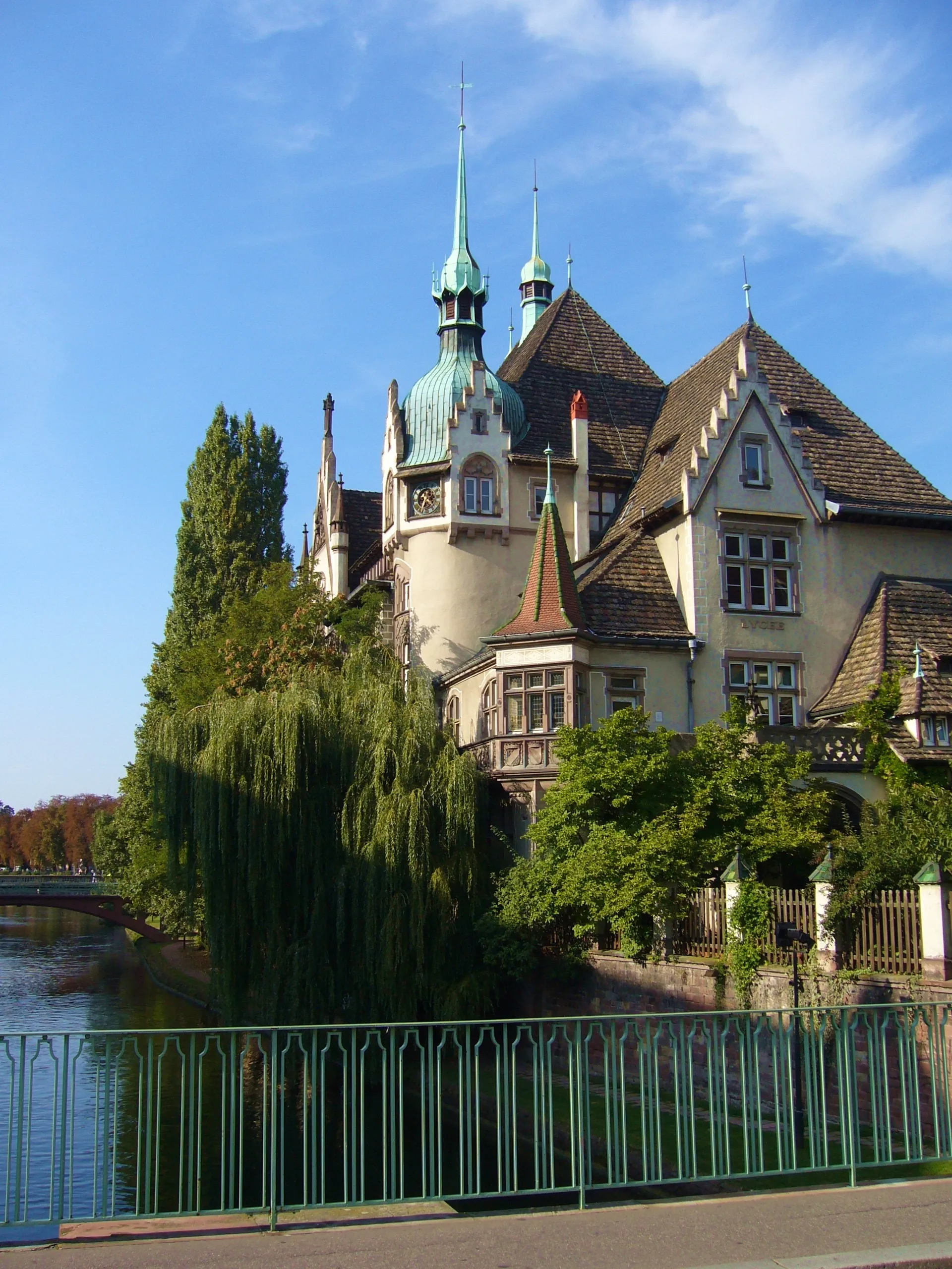 Photo showing: Lycée international des Pontonniers