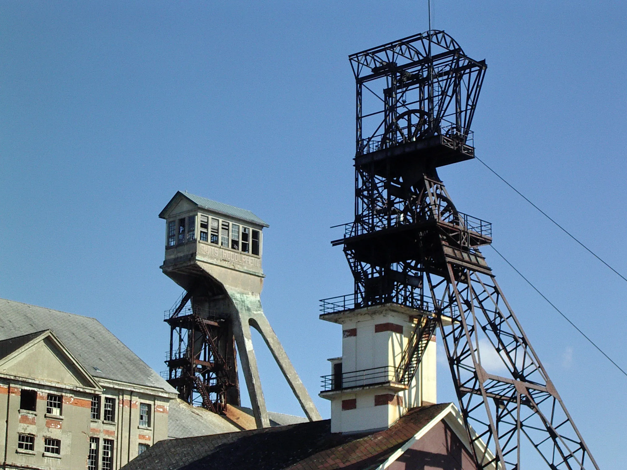 Photo showing: Vestiges des mines de potasse d'Alsace : le carreau Rodolphe à Pulversheim et Ungersheim, Haut-Rhin, Alsace, France. Les chevalements Rodolphe 1, en acier, et Rodolphe 2, en béton.