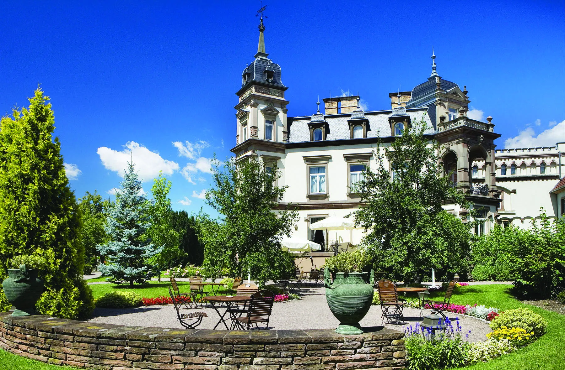 Photo showing: Le Château de l'Ile fait partie du patrimoine historique d'Ostwald. Implanté en bordure de l'Ill, ce magnifique château du XVIIe siècle est un hôtel - restaurant 5 étoiles.