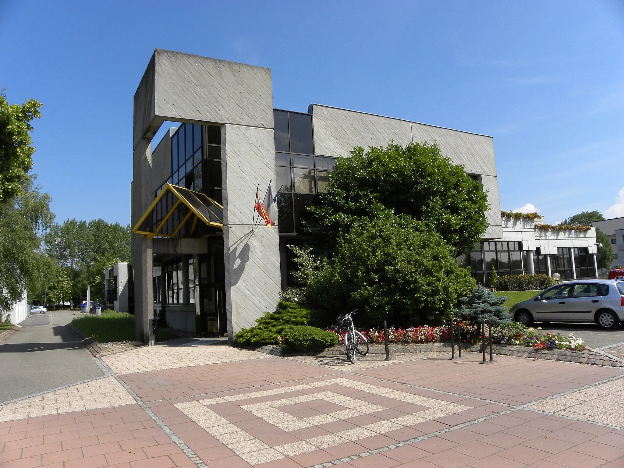 Photo showing: La ville d'Ostwald se situe en Alsace, dans le Bas-Rhin. Elle fait partie de l'Eurométropole de Strasbourg et compte plus de 12 000 habitants. L'hôtel de ville regroupe les services administratifs, techniques et espaces verts.