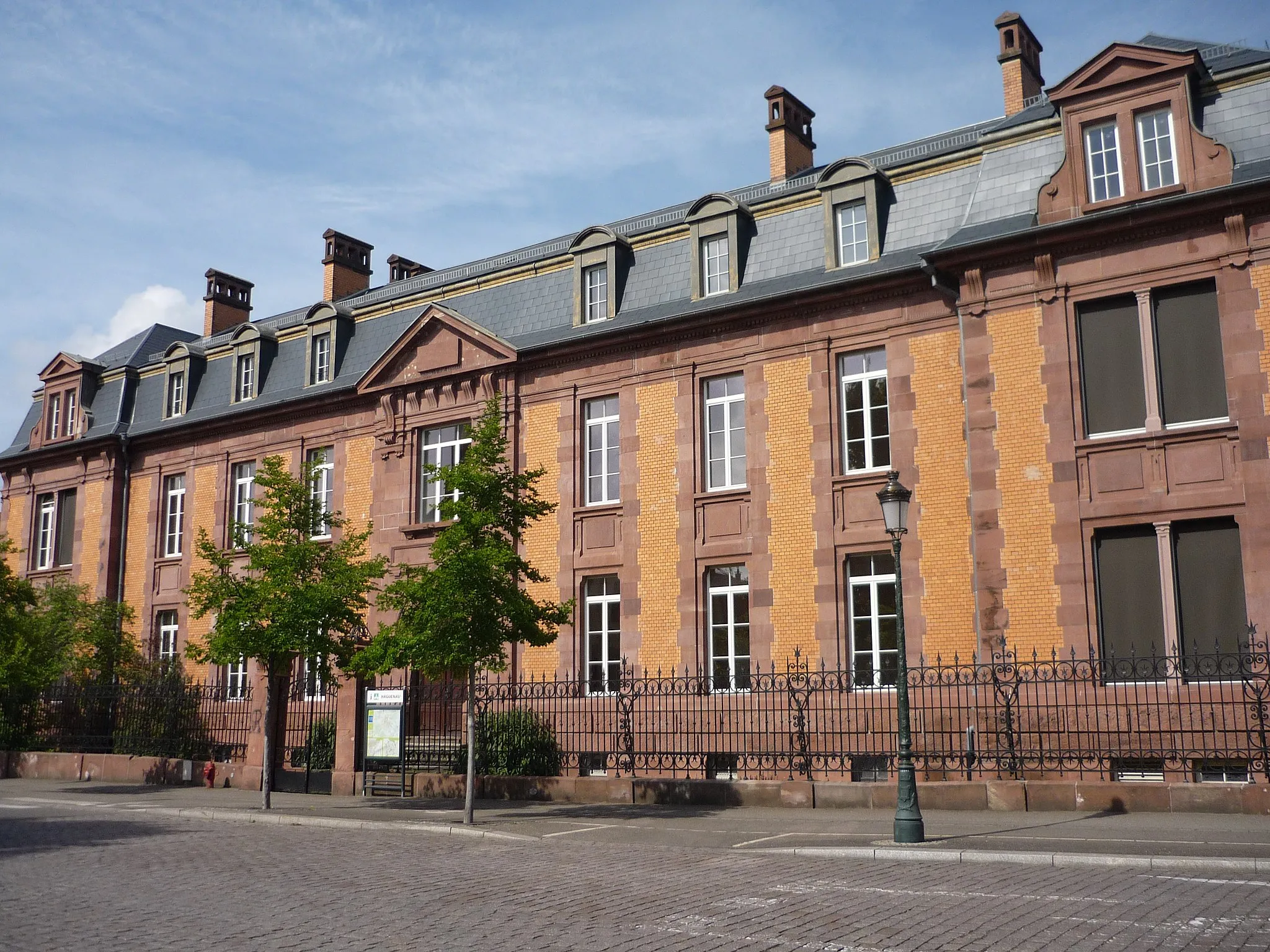 Photo showing: Ancien Gymnasium, actuel collège Foch de Haguenau (1900)