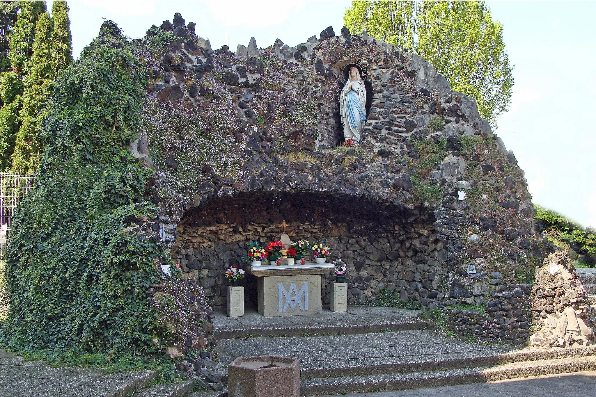 Photo showing: Grotte de Lourdes de Farébersviller, située près de l'église catholique Saint-Jean-Baptiste