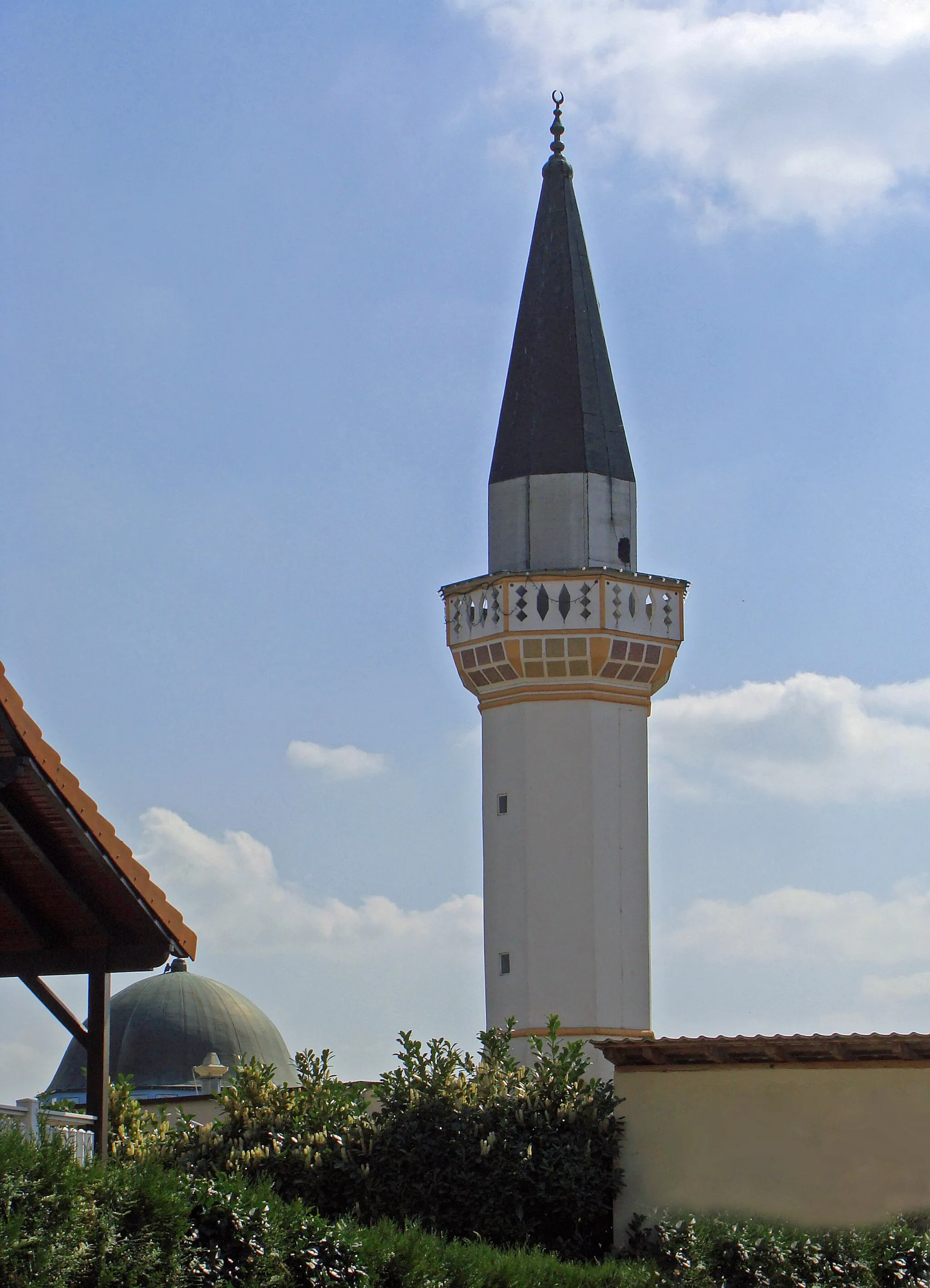 Photo showing: Minaret de la mosquée de Farébersviller. La mosquée El Hijra et le Centre Culturel Islamique de Farébersviller ont été construits sur un projet de l'architecte Jean Marie Helwig de Forbach. La pose de la première pierre s'est effectuée en 1983.