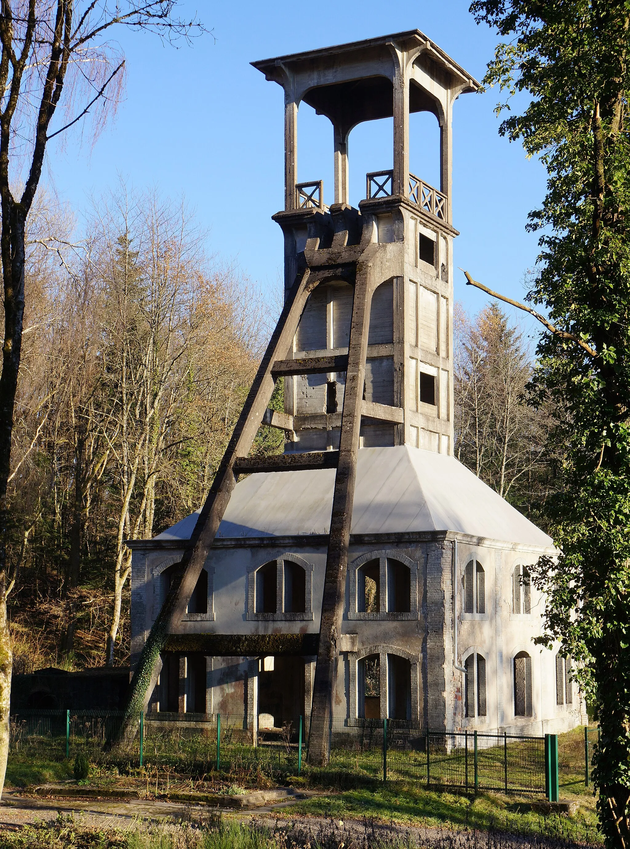 Photo showing: Le chevalement du puits Sainte Marie.