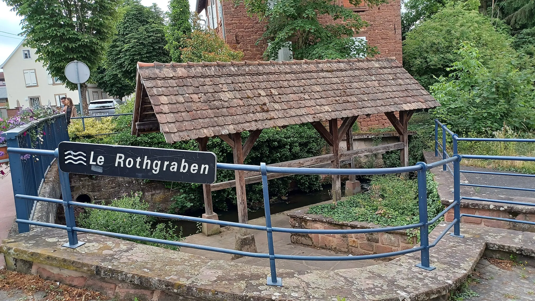 Photo showing: Alsace, Bas-Rhin, Reichshoffen, Lavoir public sur la rivière du Rothgraben.