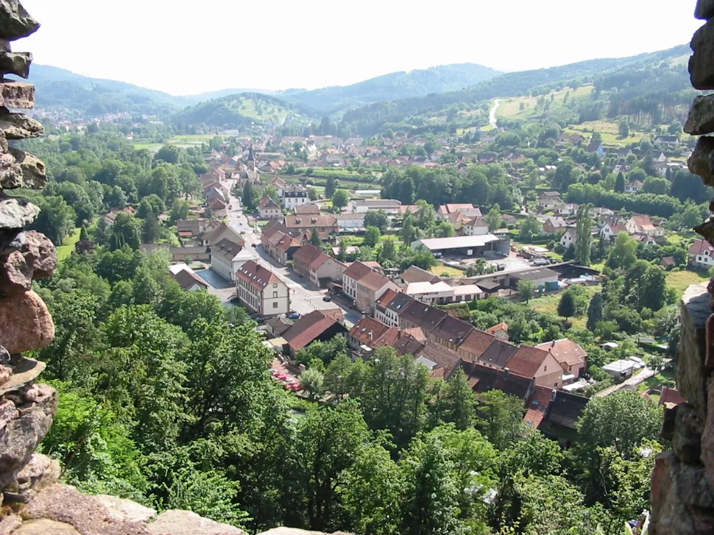 Photo showing: La Broque

Commune du Bas-Rhin
Vue plongeante depuis le château de Schirmeck
Photographie personnelle, prise le 29 juin 2006
Copyright © Christian Amet