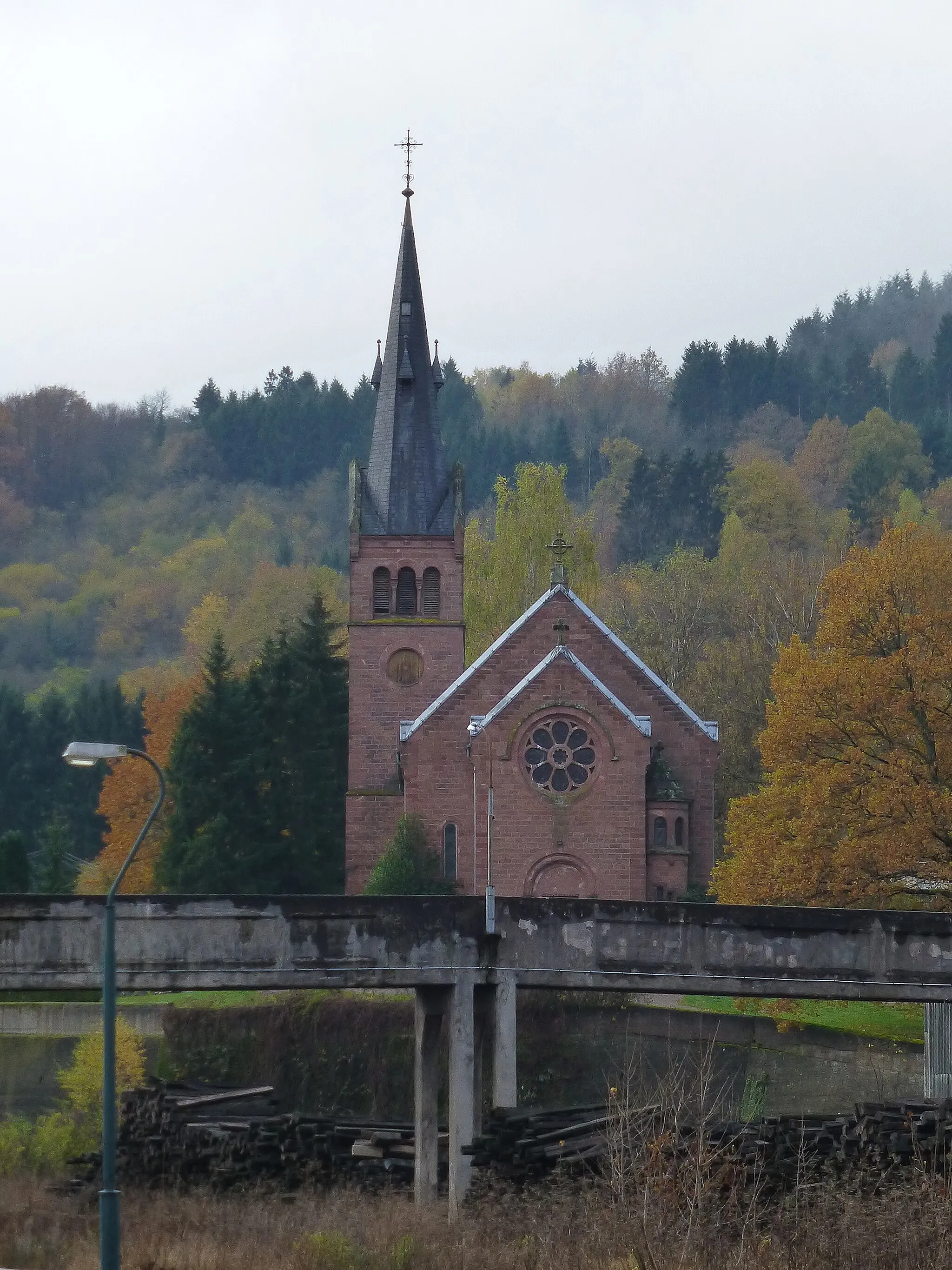 Photo showing: La Broque (Bas-Rhin) : l'église protestante vue depuis la gare