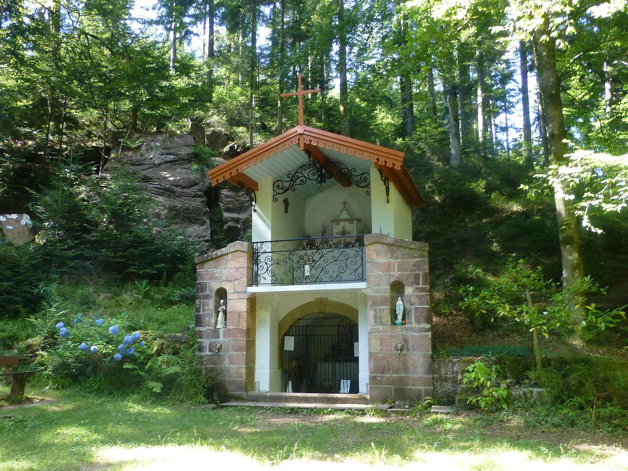 Photo showing: Chapelle de Malfosse à Moyenmoutier (Vosges). Restaurée, puis surélevée et inaugurée en 1922. Un pèlerinage y a lieu chaque année le jeudi de l'Ascension.
Coordonnées : 48°24'09" N / 6°56'24" E