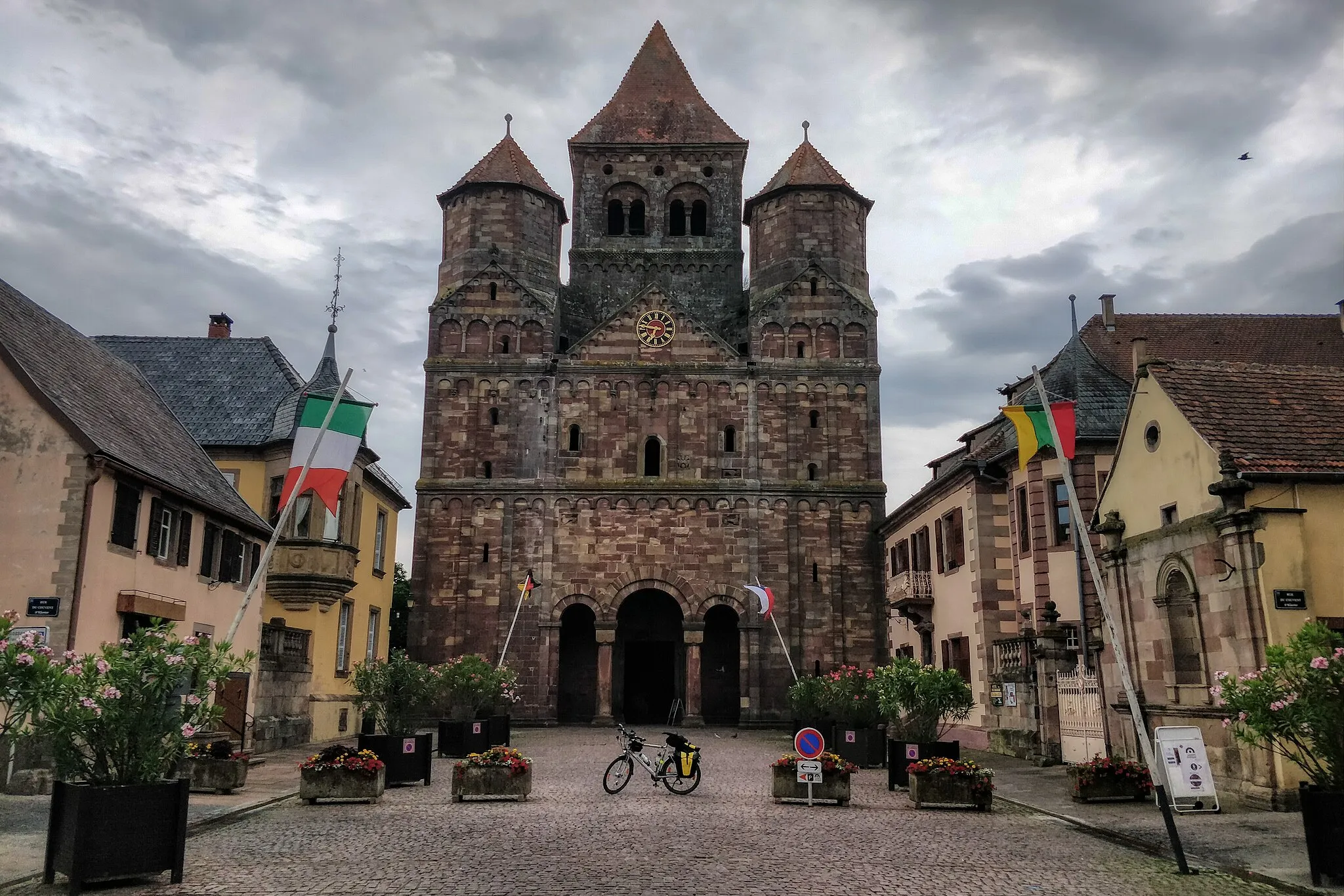 Photo showing: The Romanesque west facade of the Marmoutier church