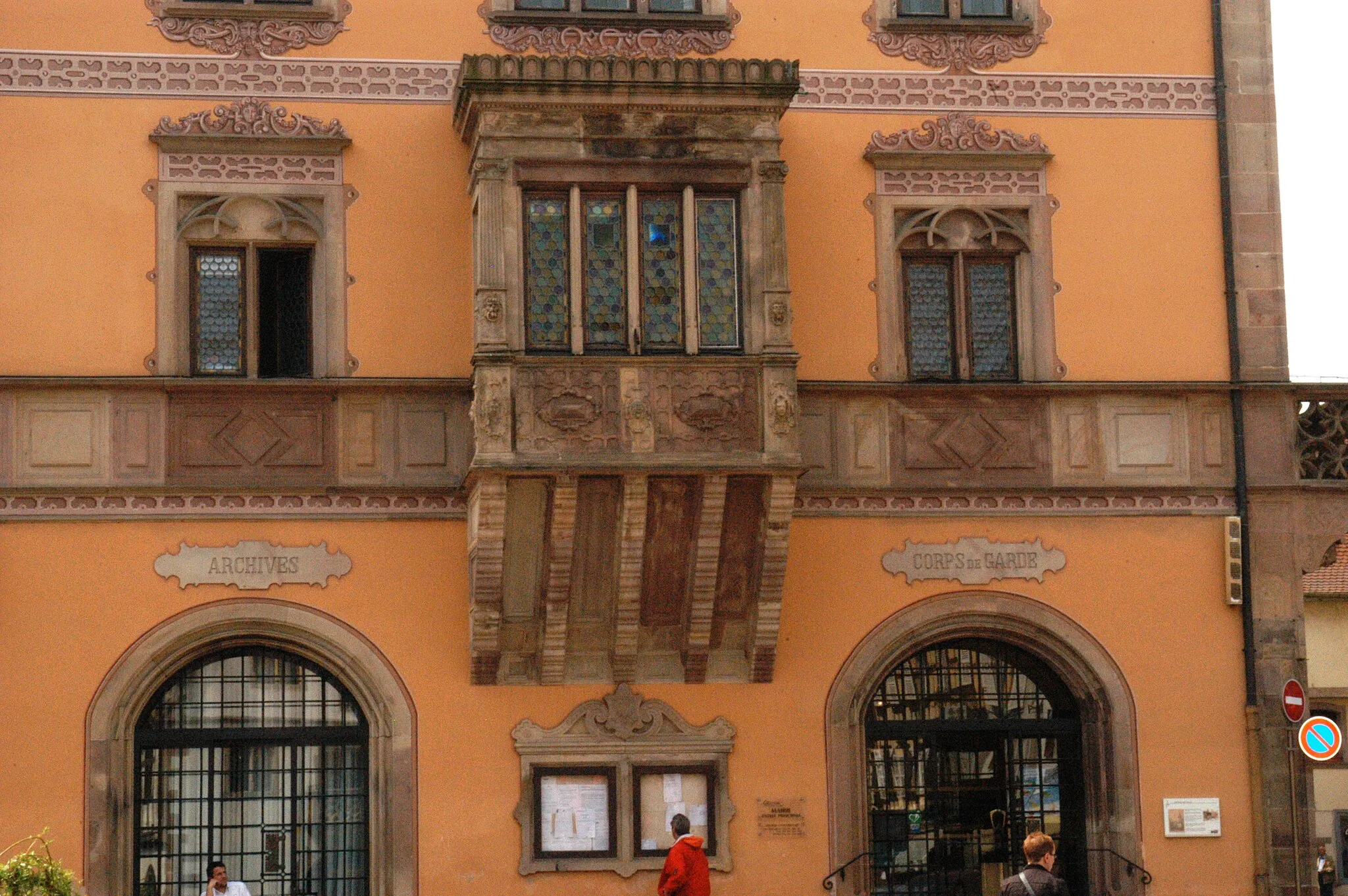 Photo showing: Il conserve les vestiges d'un bâtiment sur arcades (Laube) où siégeait le Tribunal des bourgeois (1370).