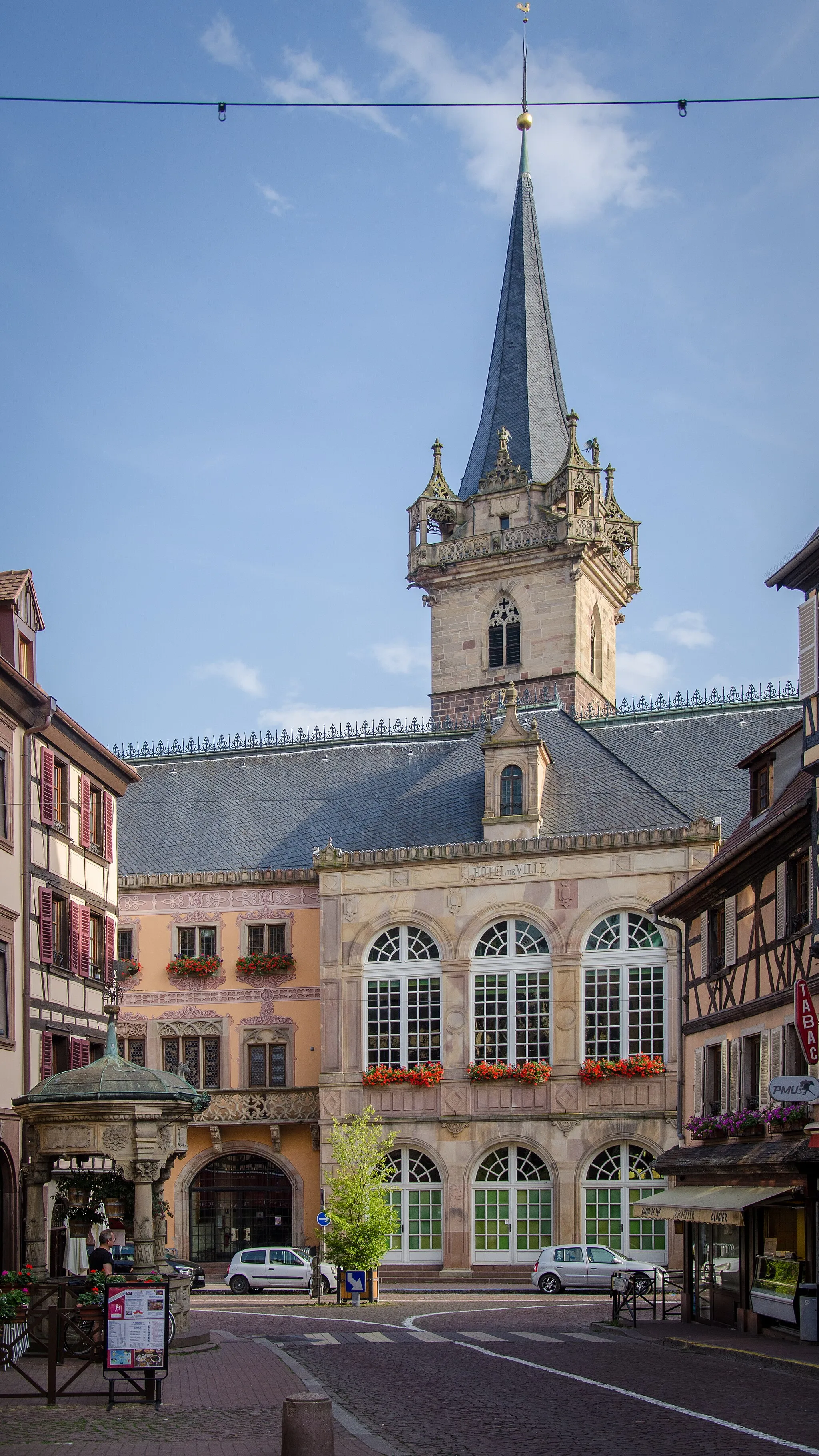 Photo showing: Au bout cette rue fort sympathique, nous nous retrouvons devant le magnifique hôtel de ville gothique du XIV-XVIe siècle et son balcon. Ce dernier est accompagné par un des seuls beffrois encore existant d'Alsace. Ce bâtiment également appelé le Kappelturm fut tout d'abord un simple cloché de chapelle. Puis à la fin du XVIe siècle fut surmonté d'un étage supplémentaire gothique de toute beauté pour servir de beffroi et affirmer la richesse de la ville.