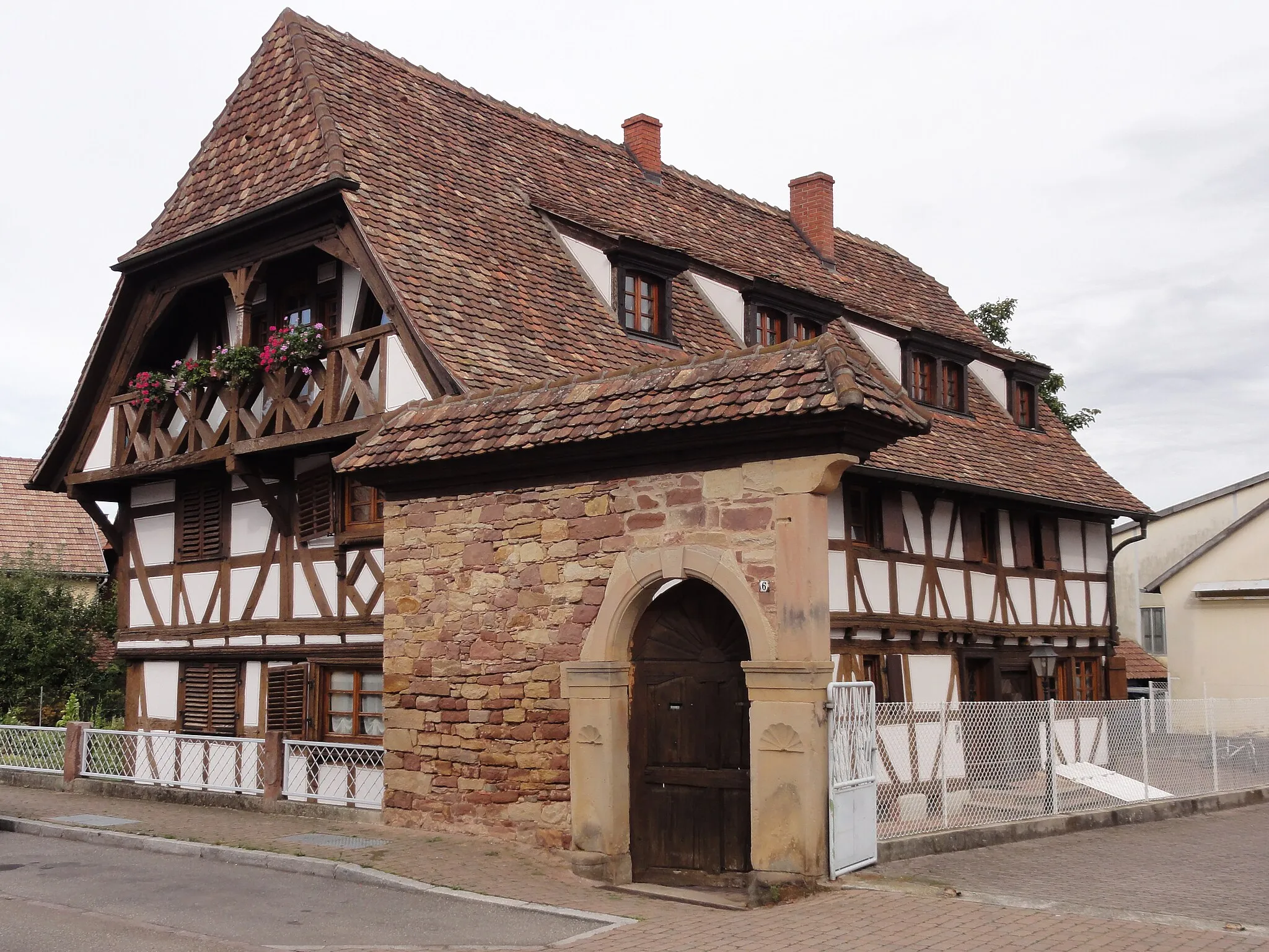 Photo showing: This building is indexed in the base Mérimée, a database of architectural heritage maintained by the French Ministry of Culture, under the reference IA00119491 .