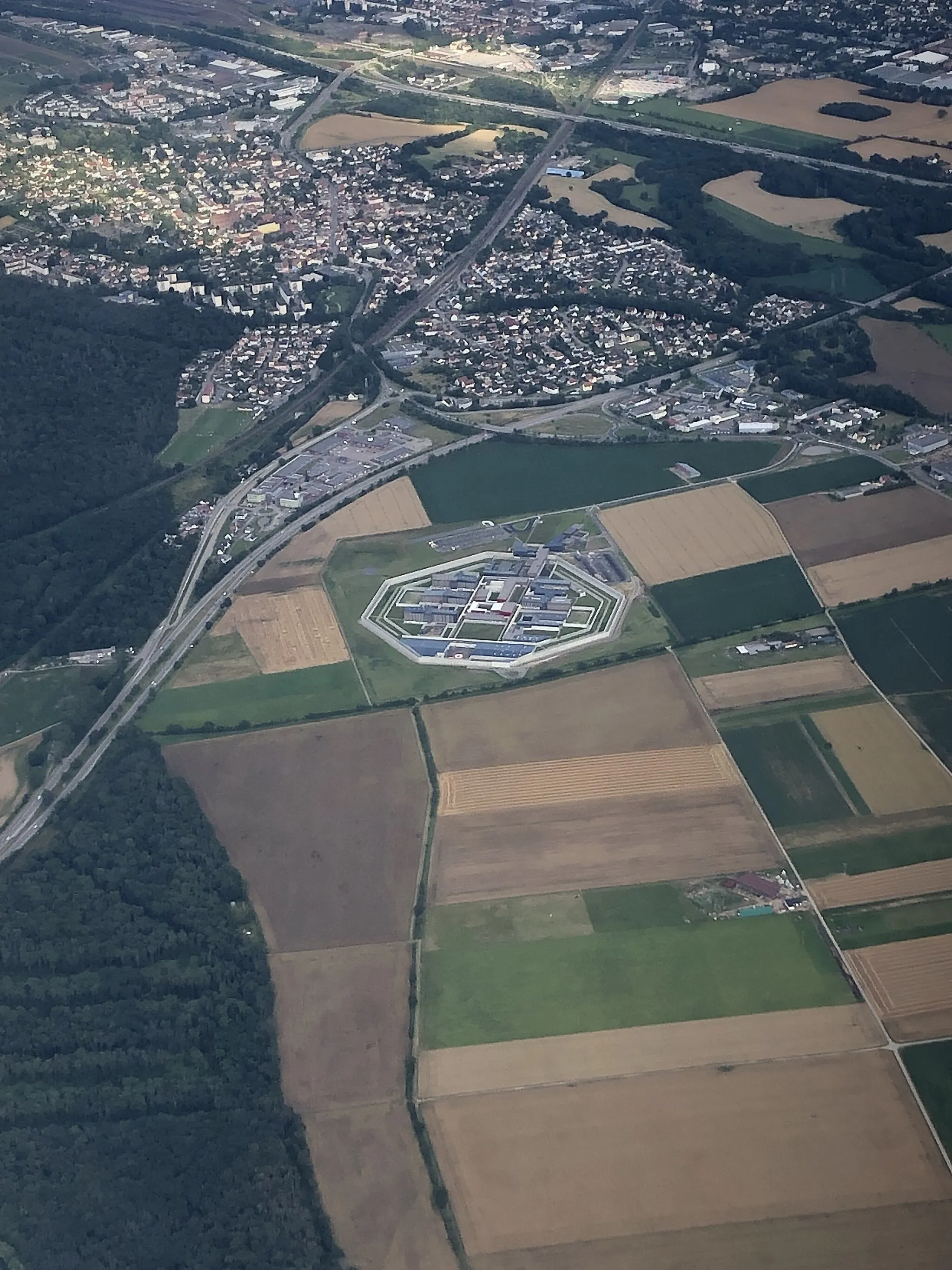 Photo showing: Anflug auf Basel LFSB, Blick auf Lutterbach (im Vordergrund das wenige Wochen vor der Aufnahme eingeweihte Gefängnis Lutterbach)