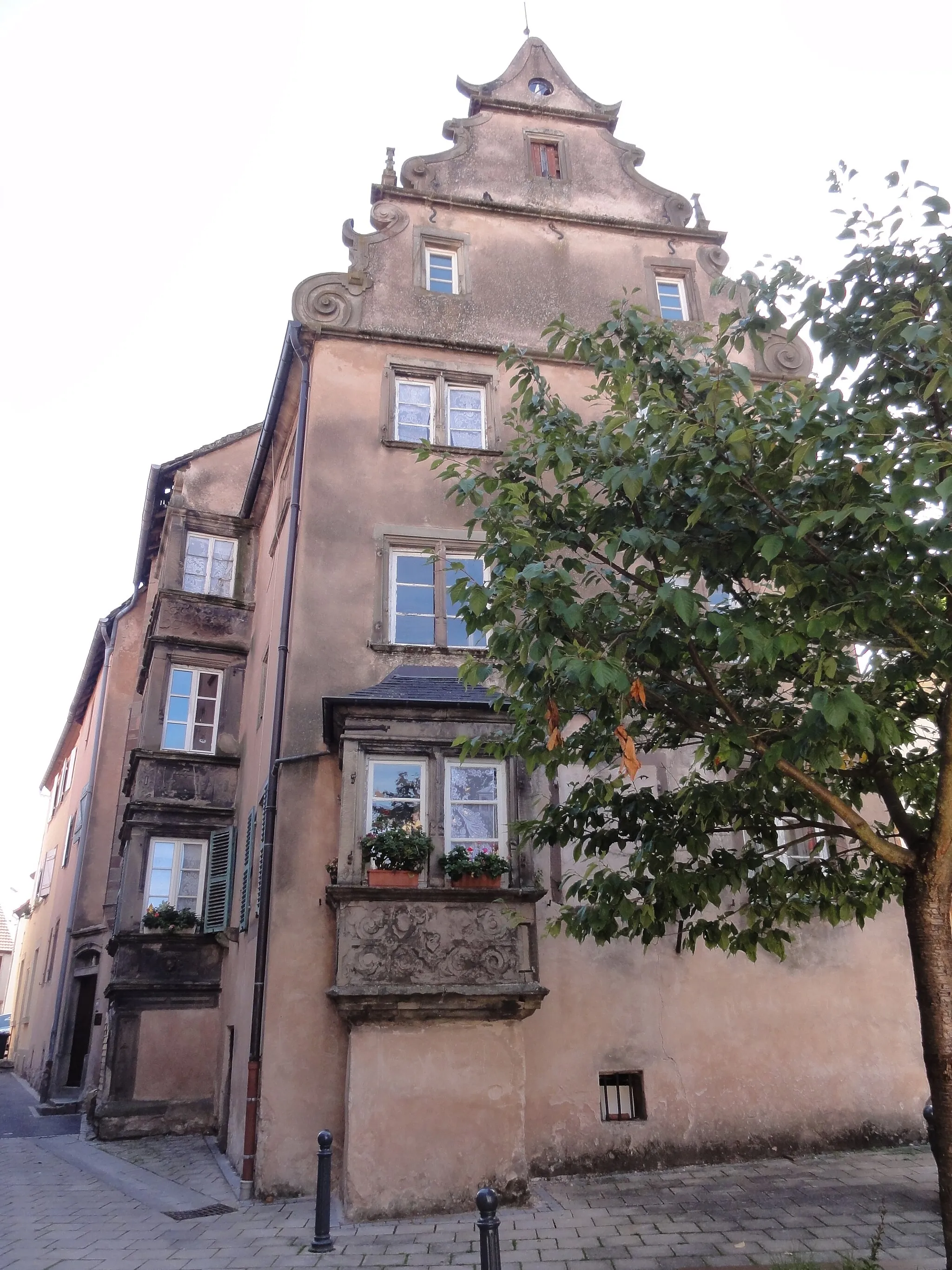 Photo showing: This building is inscrit au titre des monuments historiques de la France. It is indexed in the base Mérimée, a database of architectural heritage maintained by the French Ministry of Culture, under the references PA00084938 and IA67005949 .