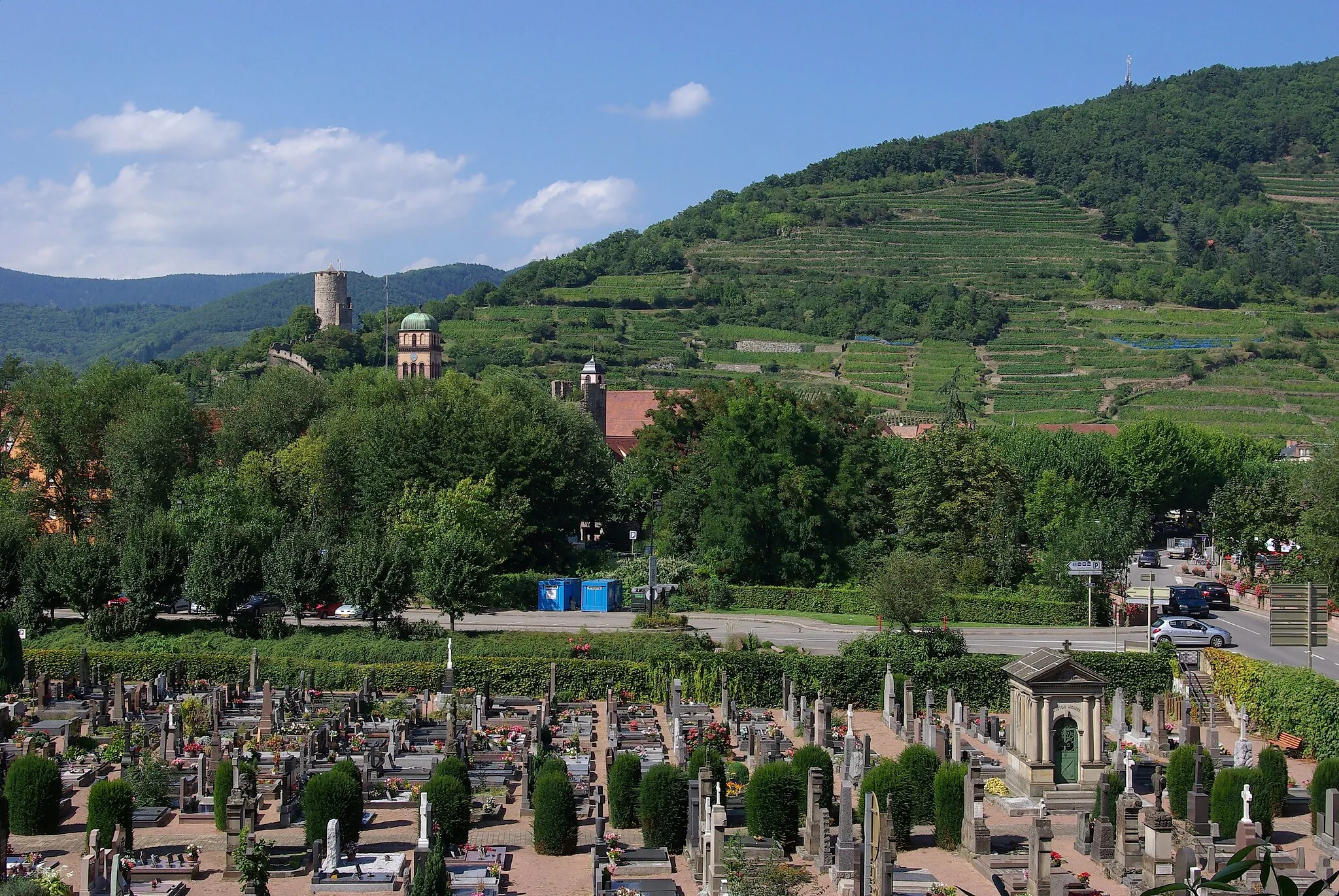 Photo showing: Cemetery and Schlossberg vineyards in Kaysersberg, France.