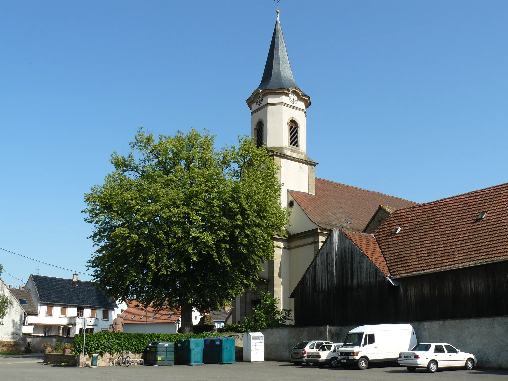 Photo showing: La place de l'église Saint-Louis
