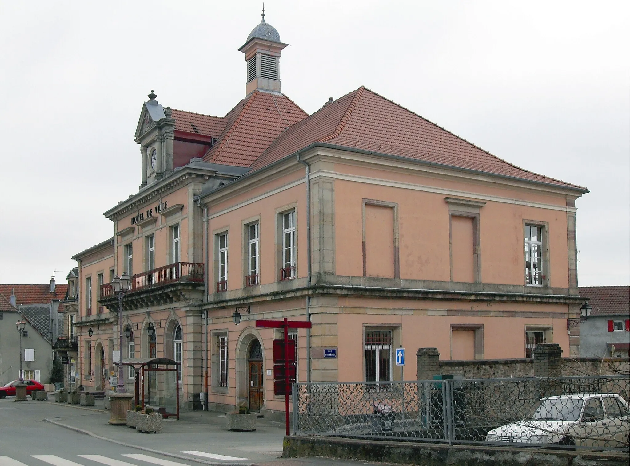 Photo showing: L'hôtel de ville de Giromagny, côté nord-ouest