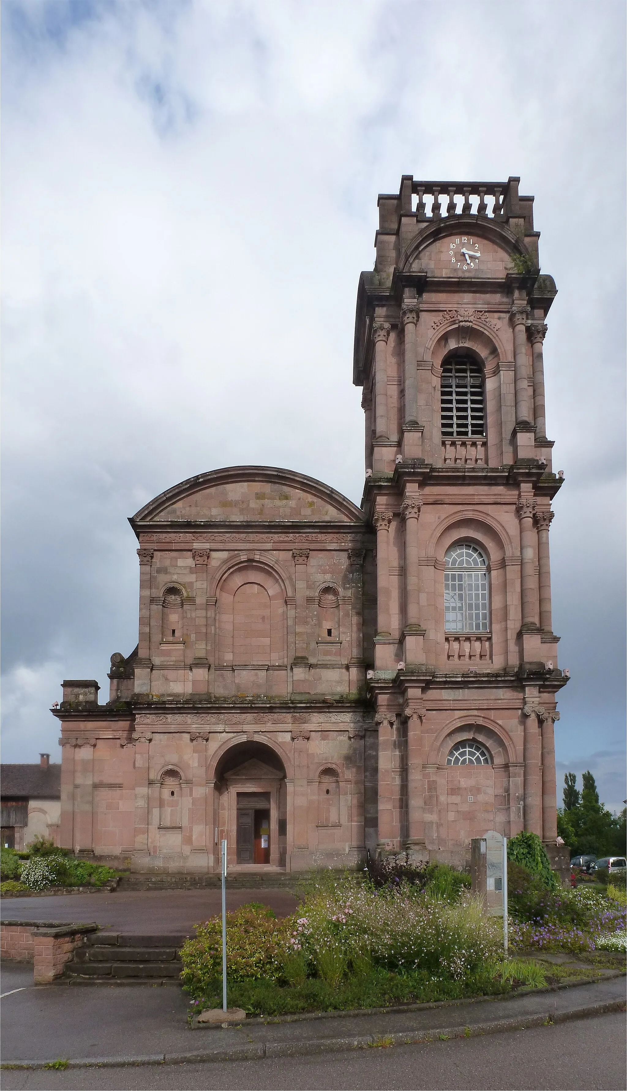 Photo showing: Façade de l’ancienne église abbatiale de l’abbaye Saint-Pierre d’Étival-Clairefontaine. Façade de style classique du XVIIIème siècle.