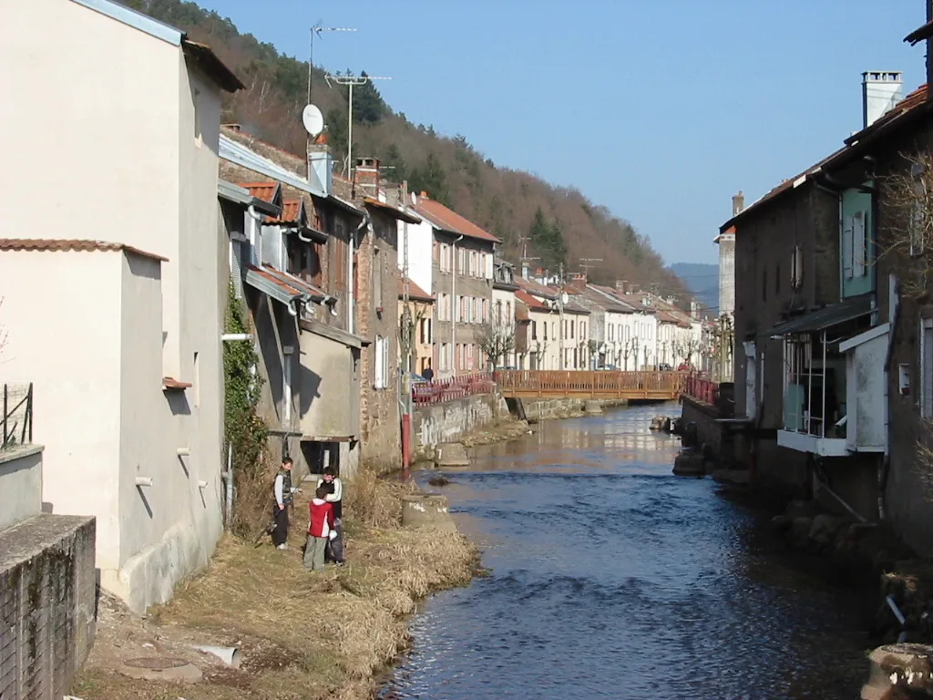 Photo showing: La Plaine, affluent de la Meurthe, à Raon-l'Étape.

Photo personnelle du 19 mars 2006. Copyright © Christian Amet