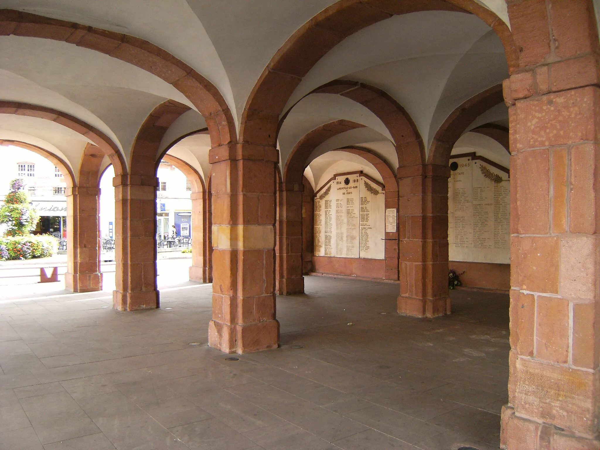 Photo showing: This building is inscrit au titre des monuments historiques de la France. It is indexed in the base Mérimée, a database of architectural heritage maintained by the French Ministry of Culture, under the reference PA00107245 .