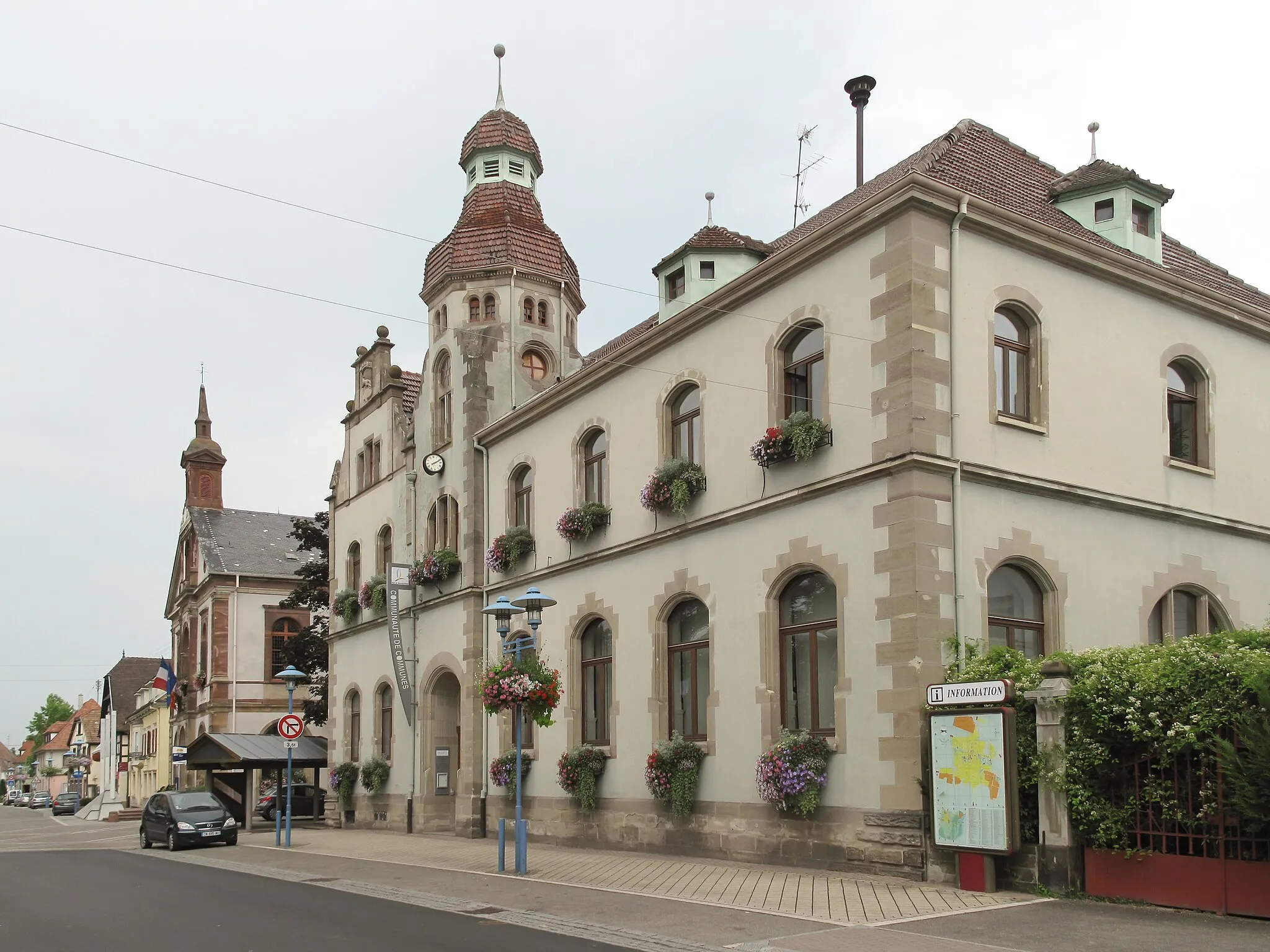 Photo showing: Marckolsheim, view to a street: Rue du Mal Foch near townhall