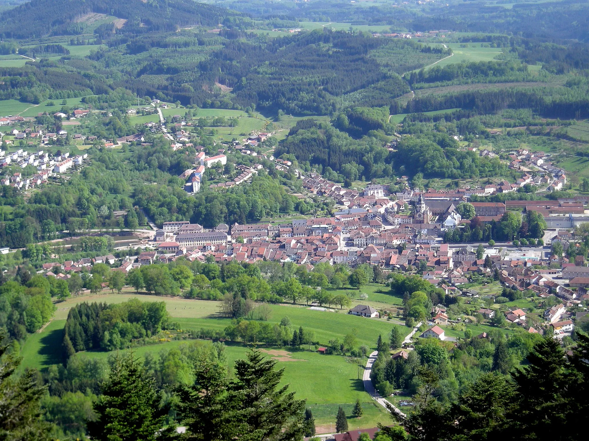 Photo showing: L'abbaye et le centre de Senones (Vosges), vus depuis la roche de la Mère Henry