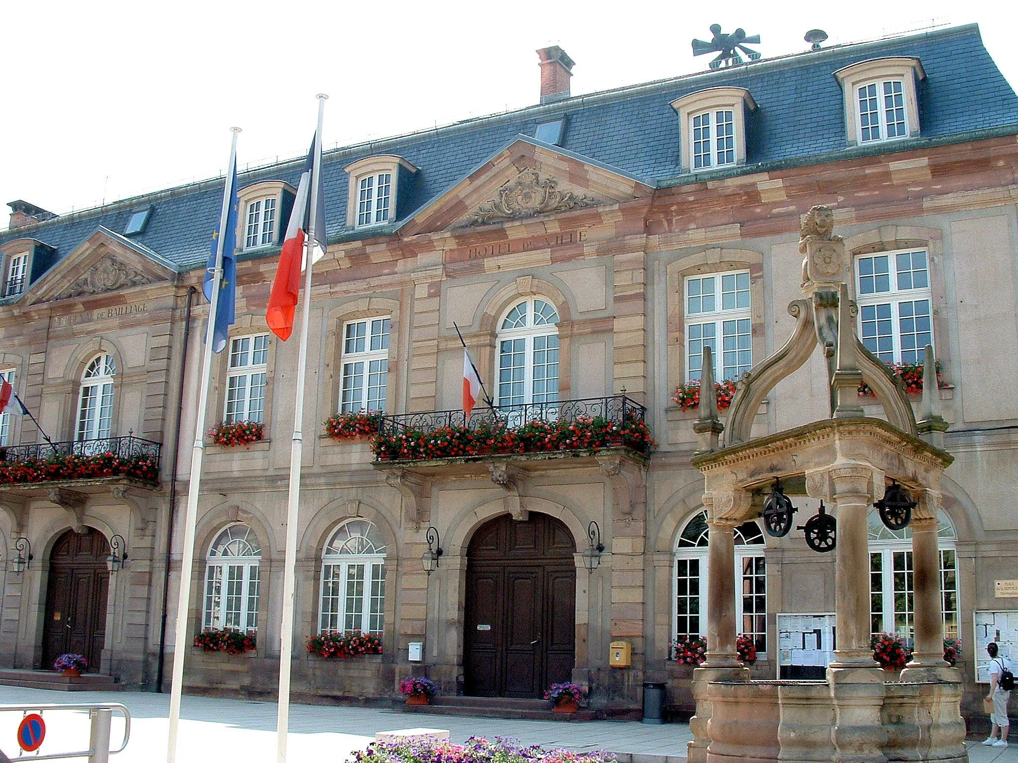 Photo showing: Rosheim - Hôtel de ville et puits