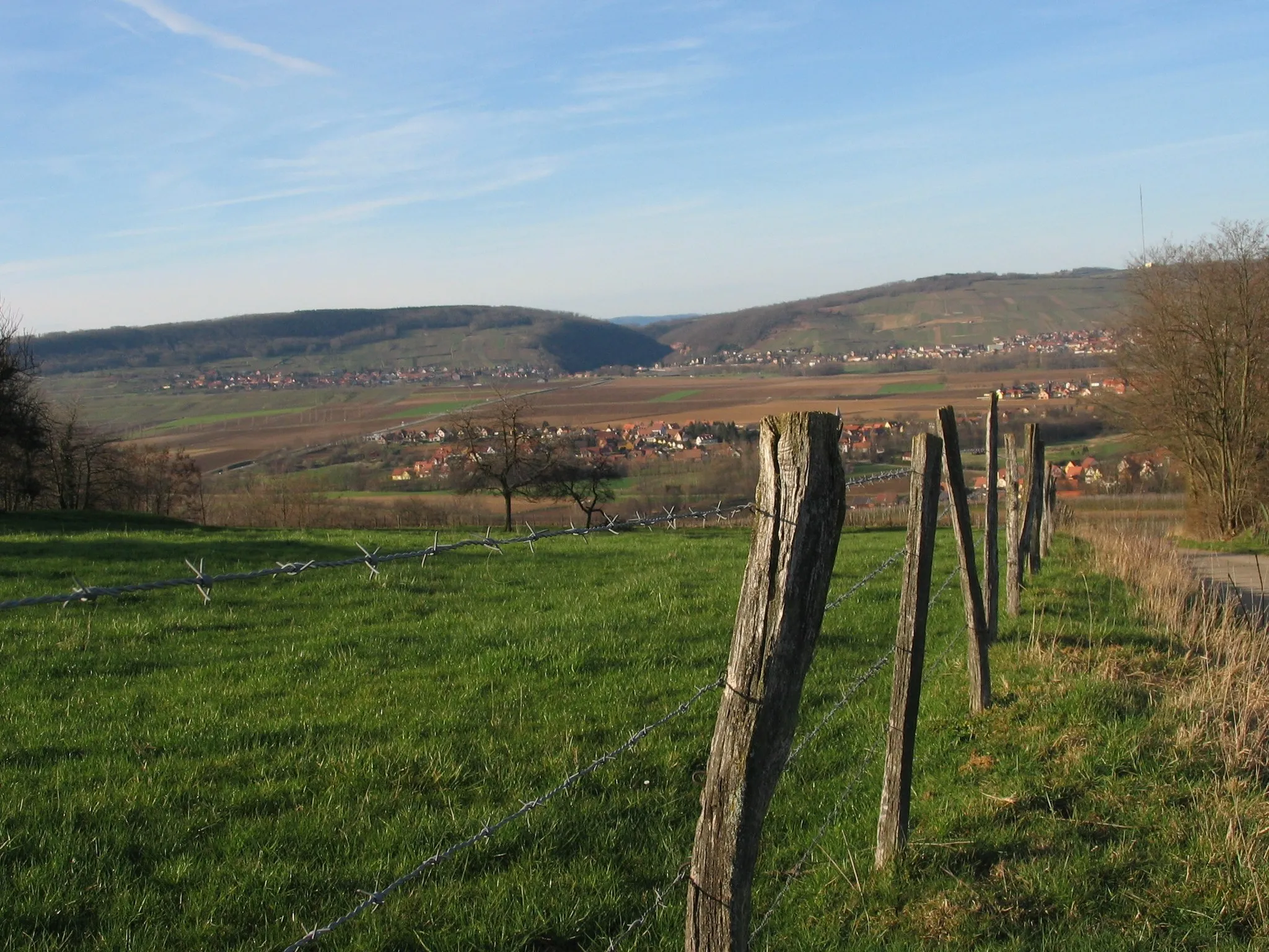 Photo showing: Vue du Kronthal depuis le Scharrach dans le Bas-Rhin. Au premier plan, le village d'Odratzheim, au second plan les communes de Wangen (à gauche) et Marlenheim (à droite). La colline de gauche est le Wangenberg ; celle de droite le Marlenberg
