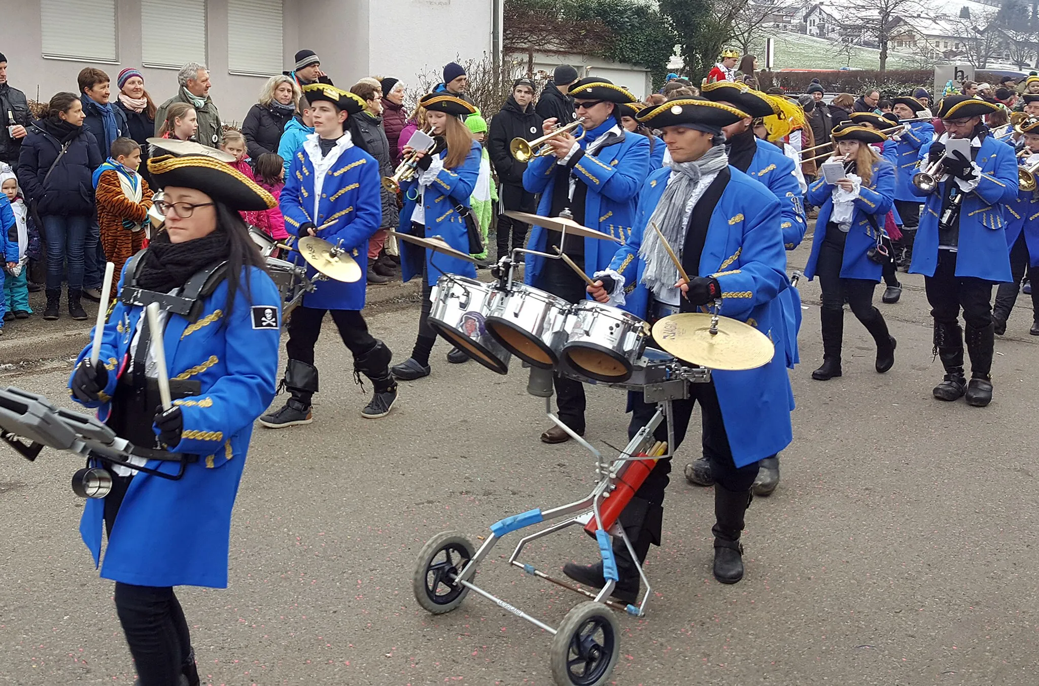 Photo showing: Die Guggenmusik Kolbädrescher 1997 Gündlingen beim Jubiläumsumzug 70 Jahre Narrengilde Oberried 1949 e.V. am Sonntag, dem 20. Januar 2019 in Oberried. Dabei handelte es sich auch um das 14. Narrentreffen der Vogtei Mittlerer und Südlicher Breisgau im Verband Oberrheinischer Narrenzünfte.