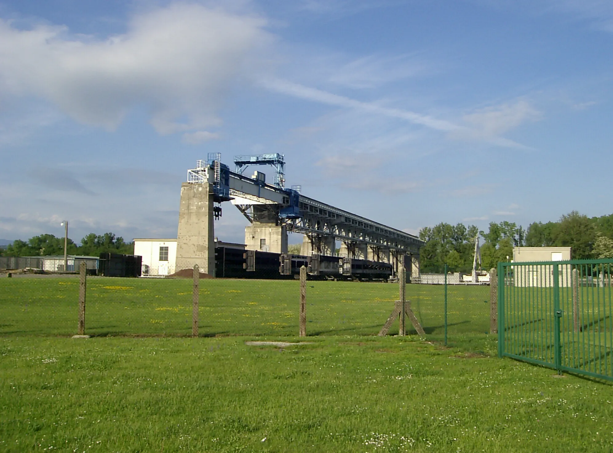 Photo showing: Stauwehr Märkt, von der Île du Rhin aus gesehen. Hier beginnt mit der Abschnürung des Altrheins der Rheinseitenkanal. Das Stauwehr regelt somit auch den Basler Rheinpegel.