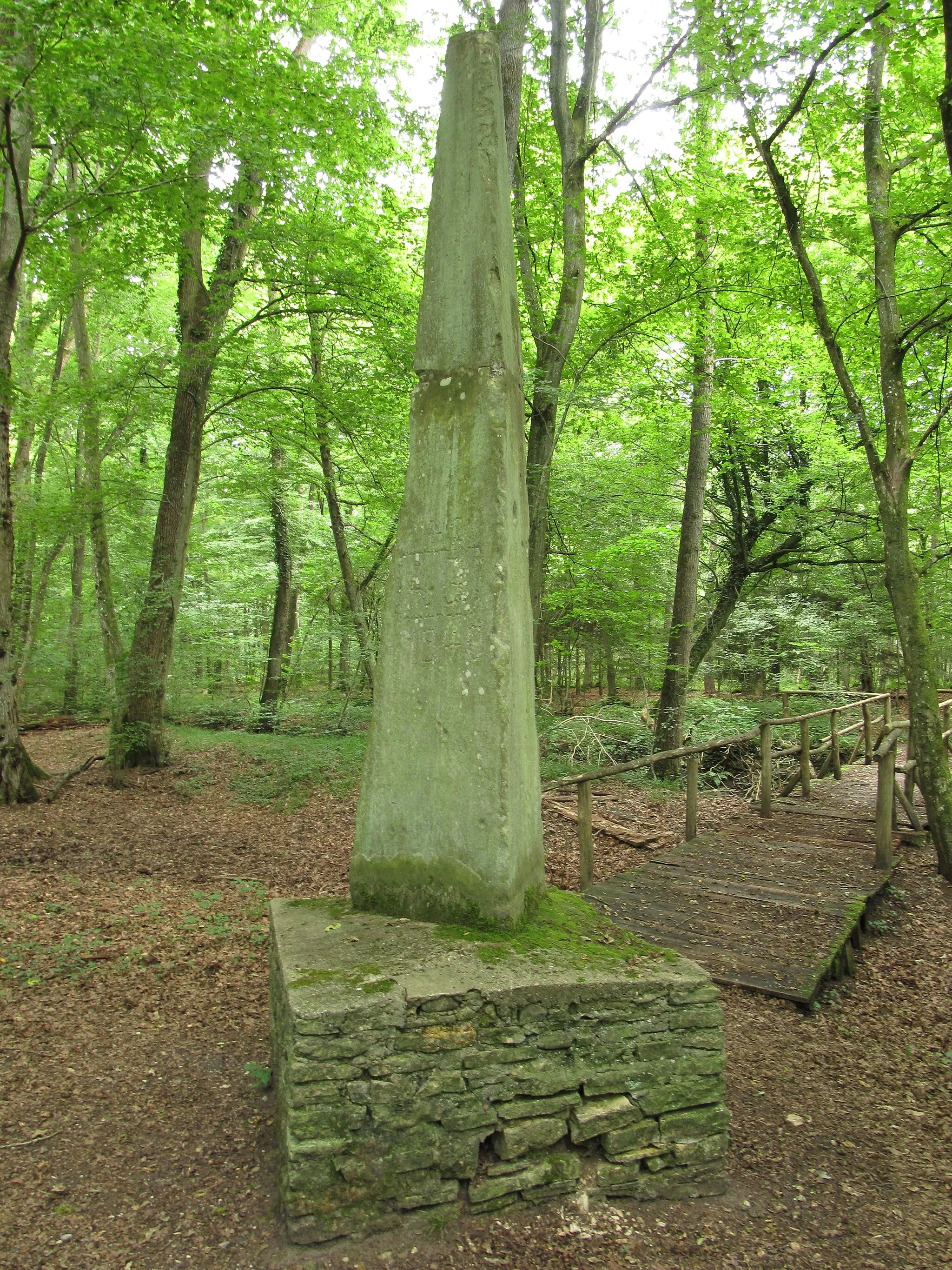 Photo showing: Kulturdenkmal in Wörth am Rhein: OT Büchelberg
im Wald nordwestlich des Ortes, westlich von Heil- und Gutenbrunnen: Denkmal; Obelisk in wohl jüngerem Bruchsteinsockel, bezeichnet unter anderem 1940