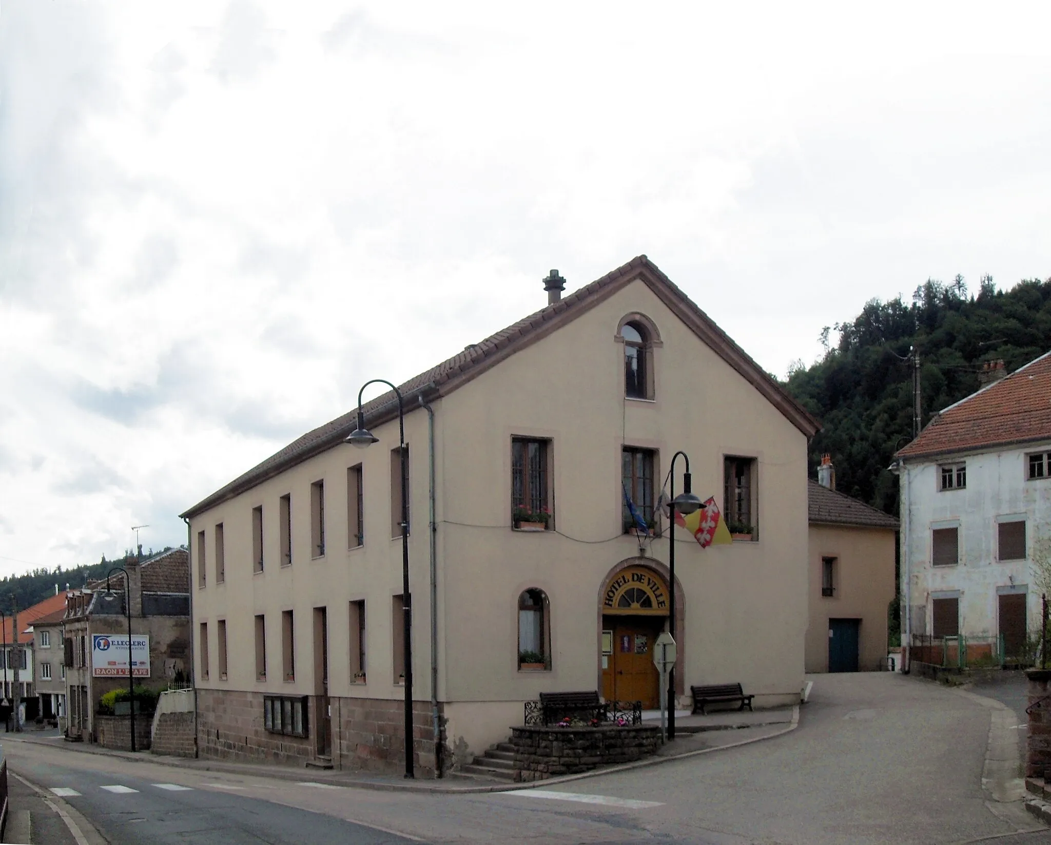 Photo showing: L'hôtel de ville de Celles-sur-Plaine