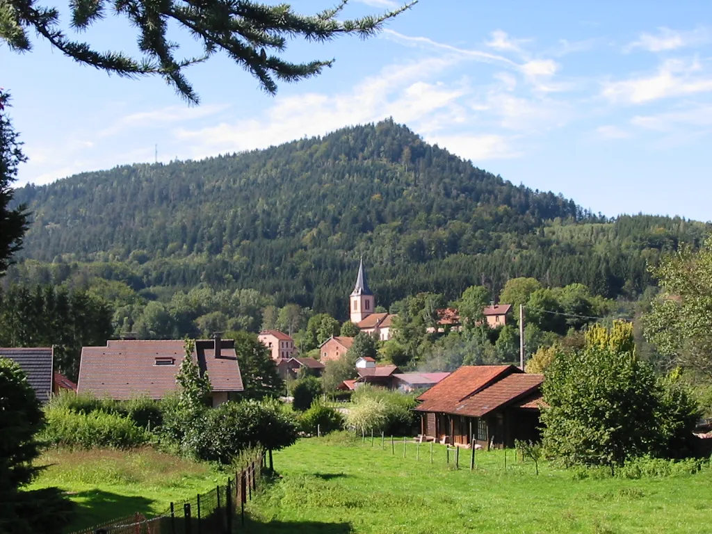 Photo showing: Le Saulcy, commune des Vosges. L'église est partagée avec Le Mont et Belval. Au fond, la Côte du Mont (731 m).