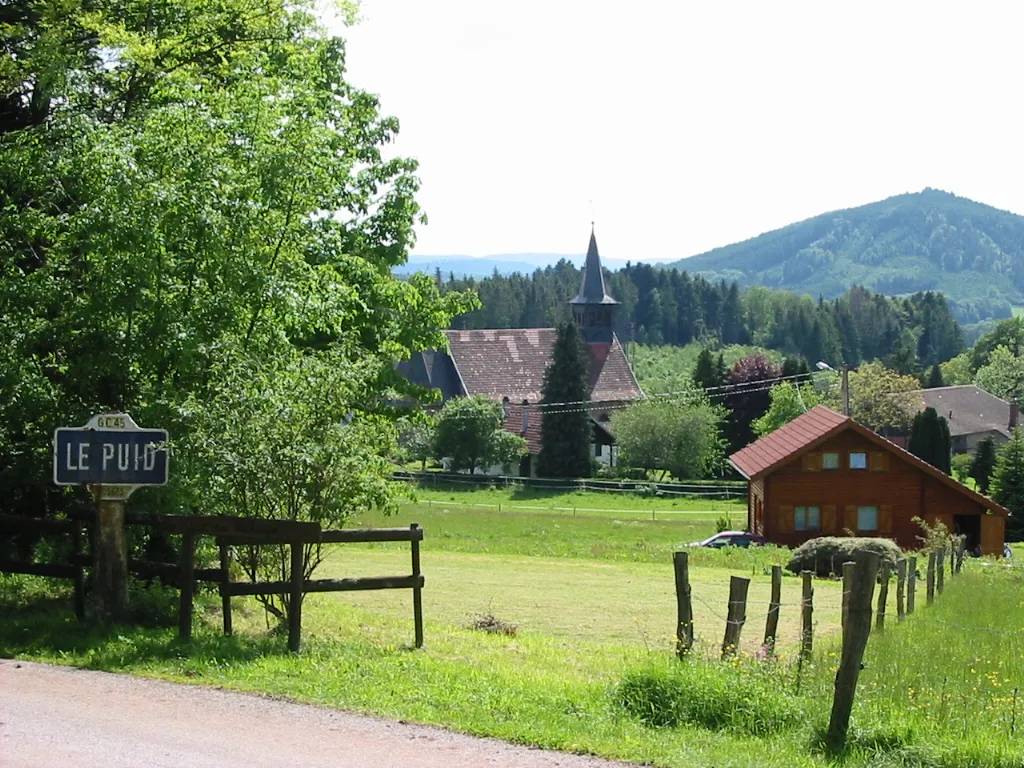 Photo showing: Le Puid

Commune du canton de Senones (Vosges)
Au fond à droite, l'Ortomont (694 m)
Photo personnelle du 4 juin 2006. Copyright © Christian Amet