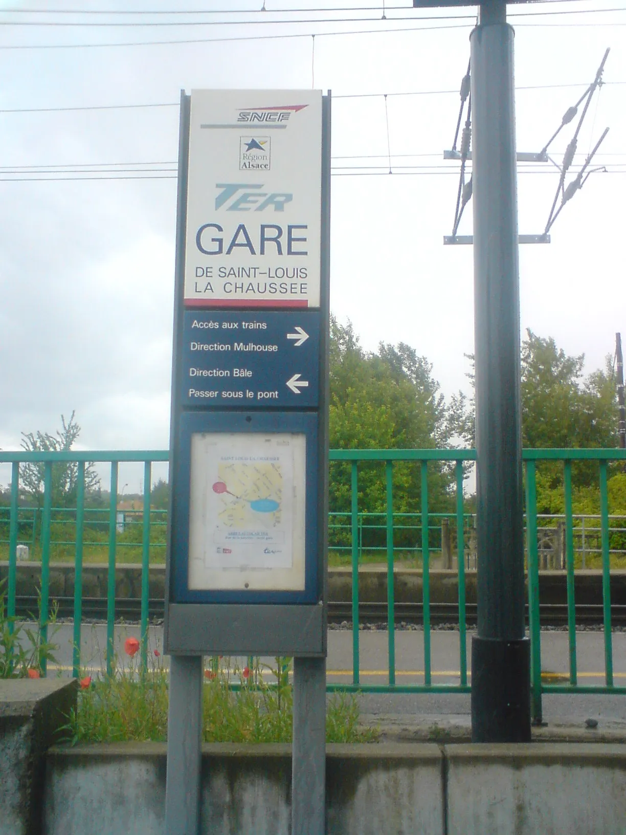 Photo showing: Le totem SNCF marquant l'arrivée à la gare de Saint-Louis-la-Chaussée (Neuweg).