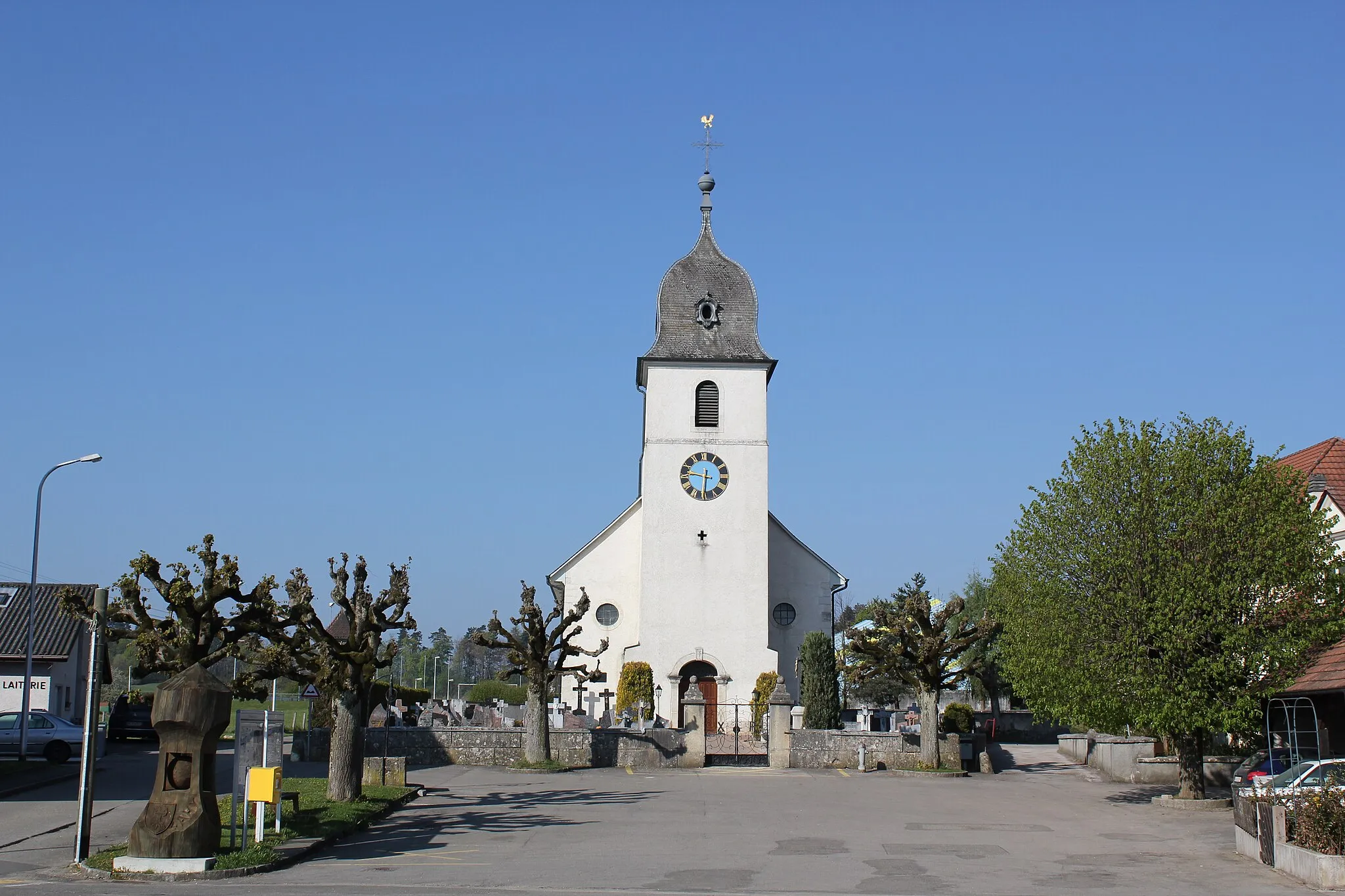 Photo showing: L'église, classée monument historique, est située au centre du village de Fahy. Elle a été construite en 1788 et conçue par l'architecte Pierre-François Paris.