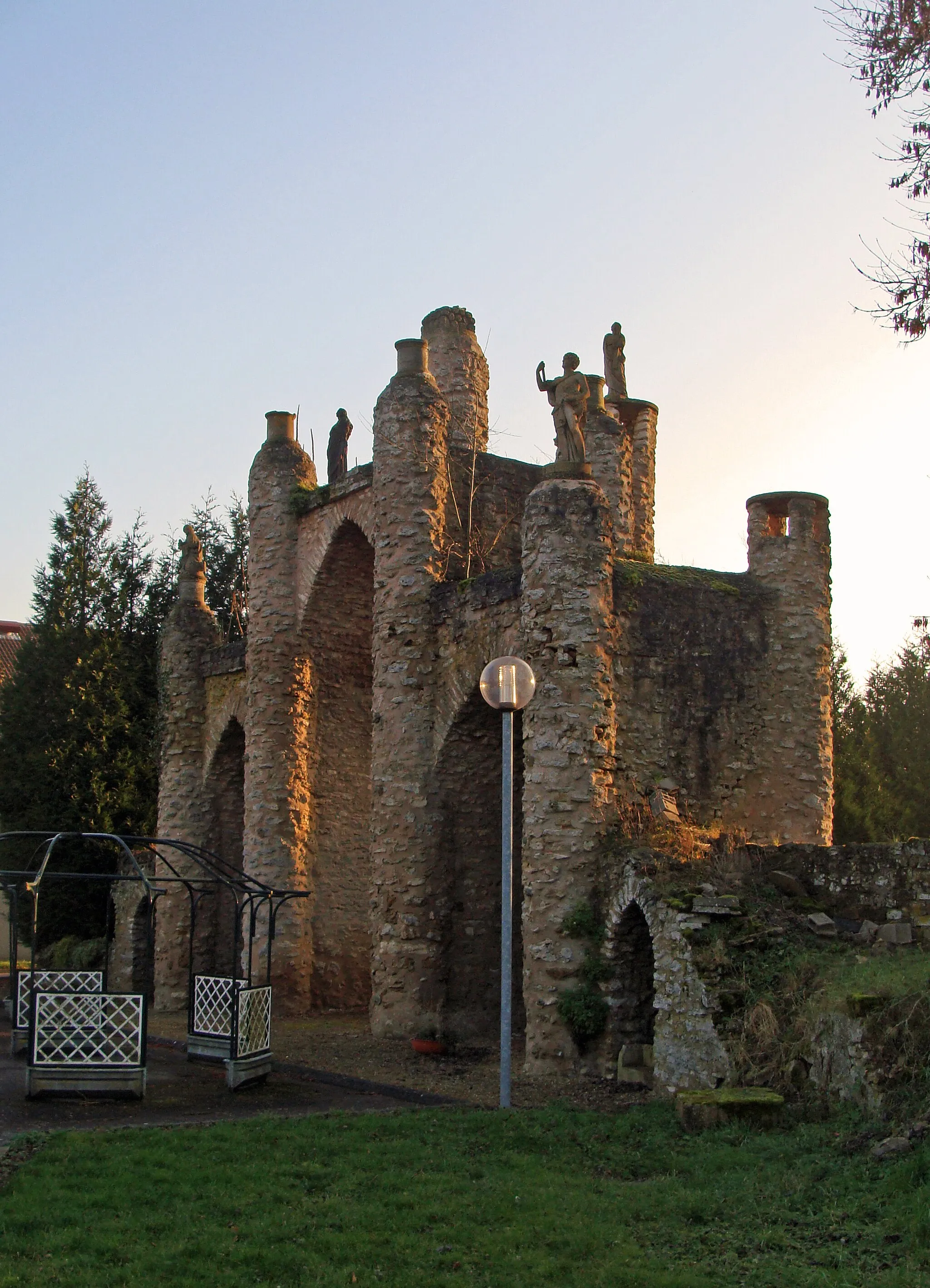 Photo showing: Portique faisant face à la chapelle Sainte-Anne, Albestroff (Moselle)