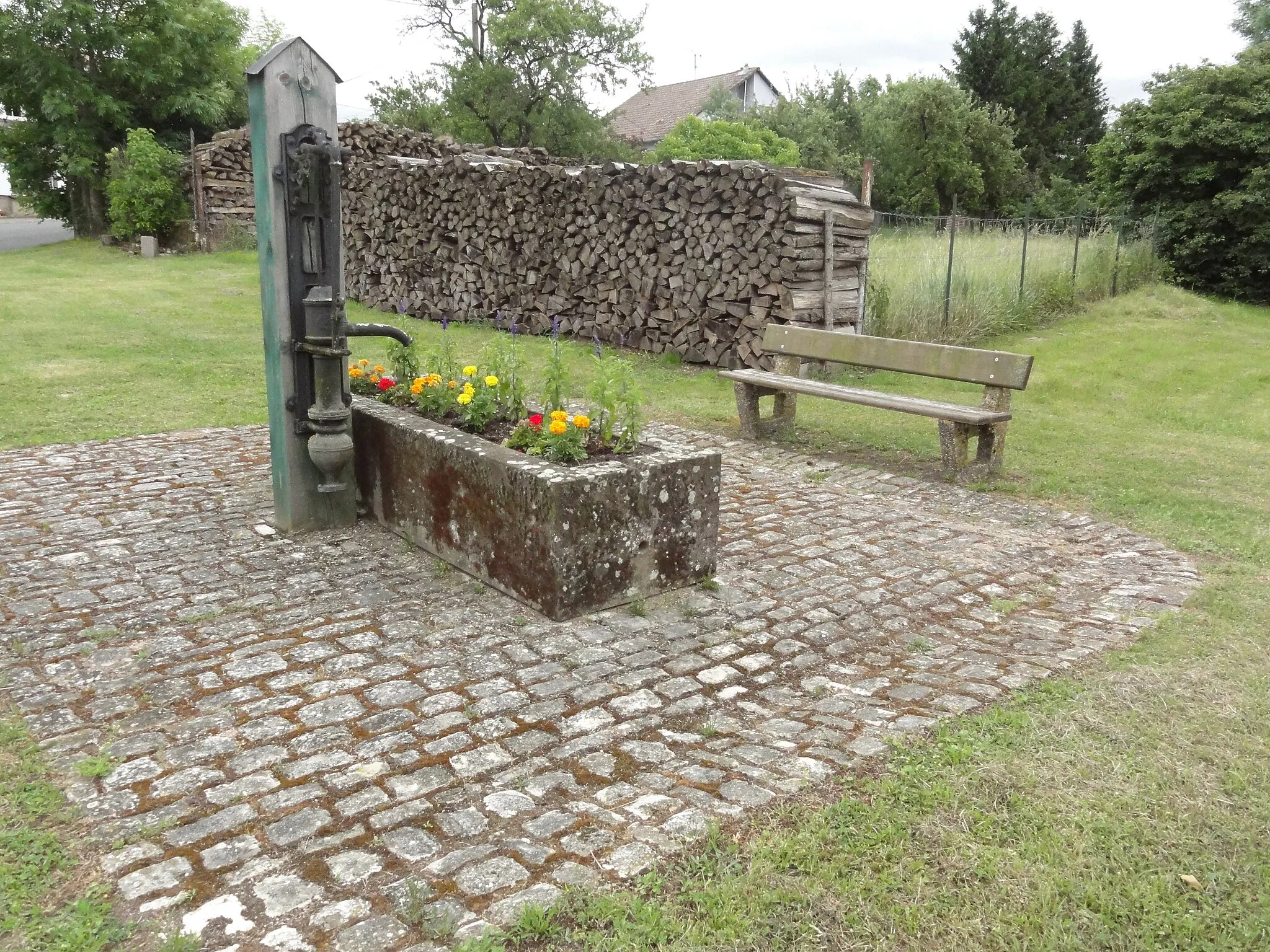 Photo showing: Barchain (Moselle) fontaine fleurie