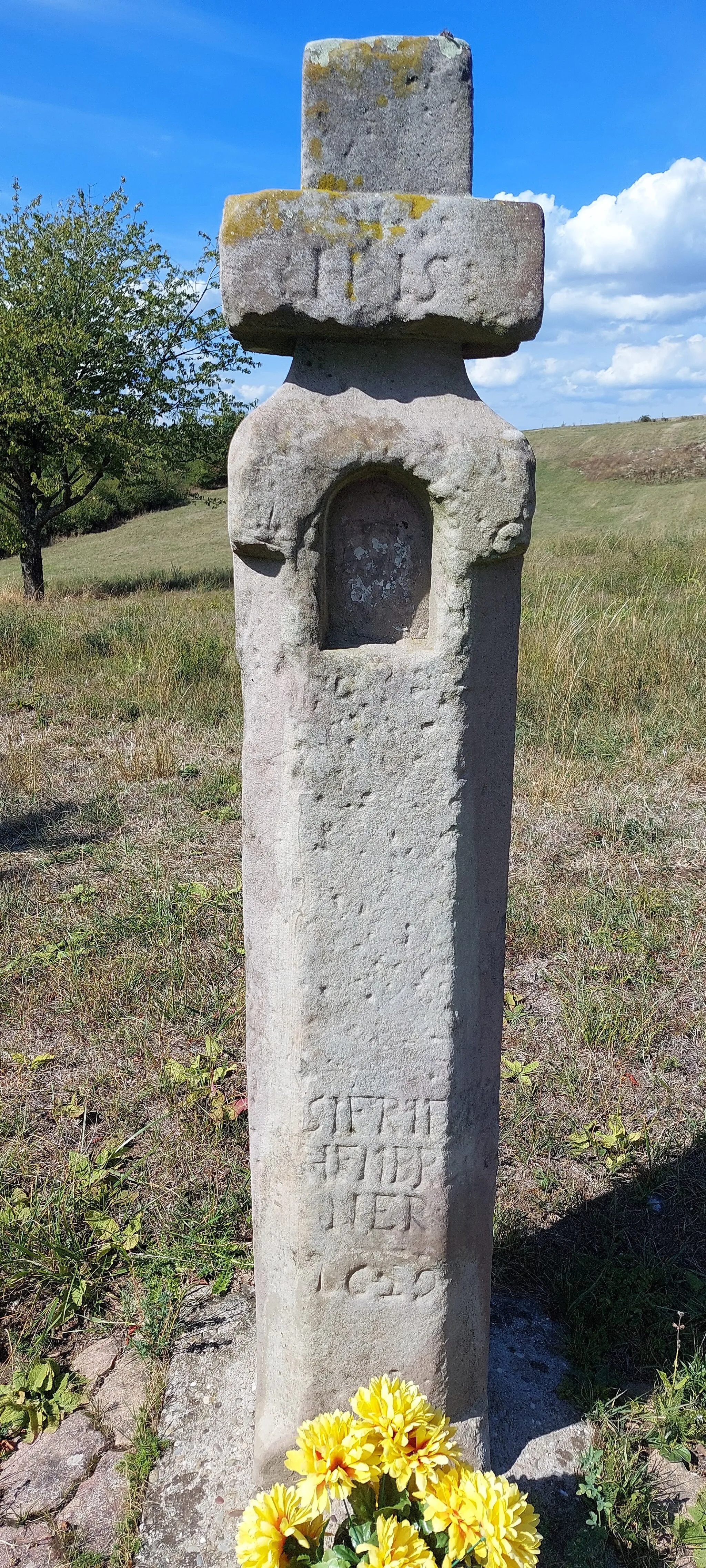 Photo showing: Croix à niche à Bining