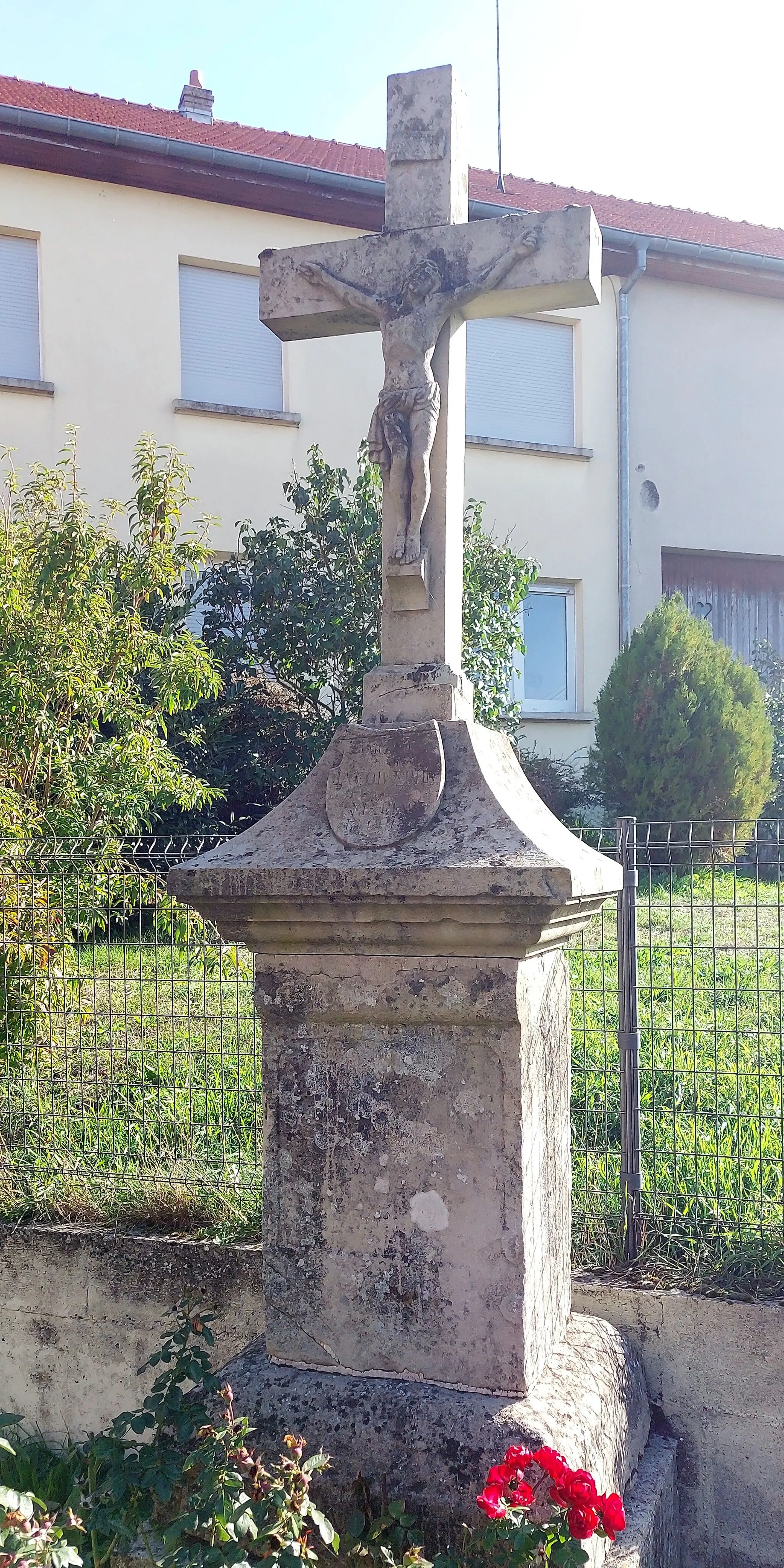 Photo showing: Crucifix rue du moulin à papier à Brouviller