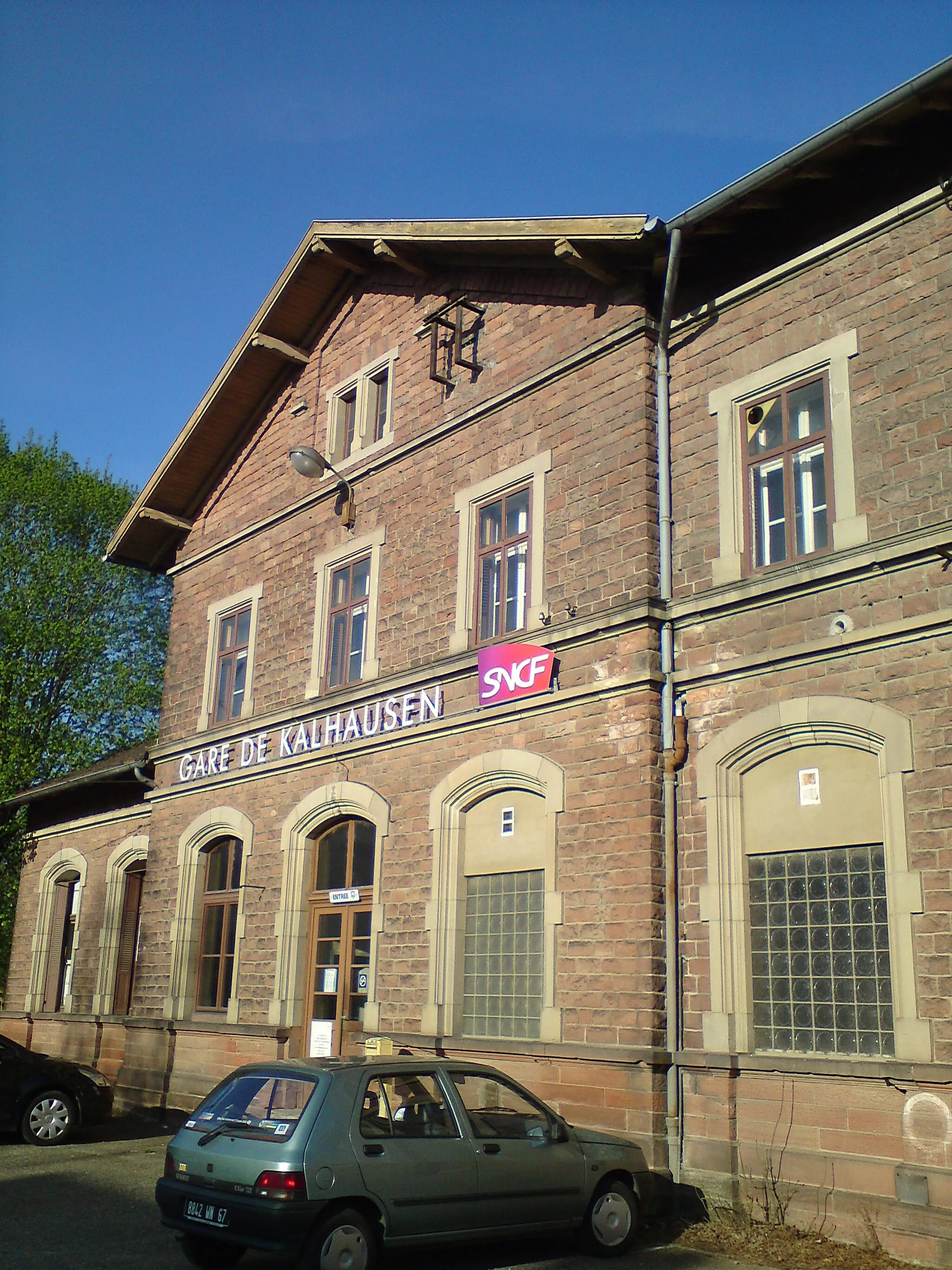 Photo showing: Front of Kalhausen Station (France)