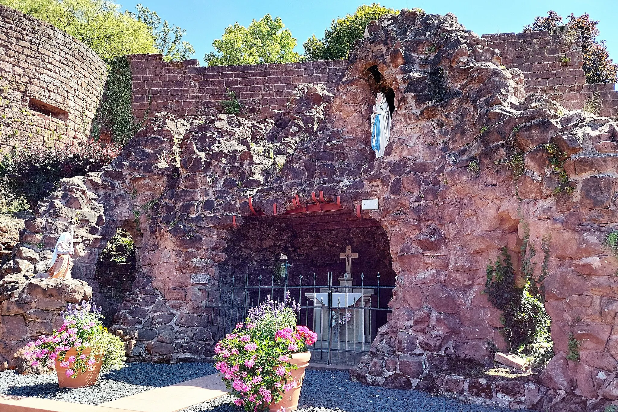 Photo showing: Grotte de Lourdes rue du chateau à Walschbronn