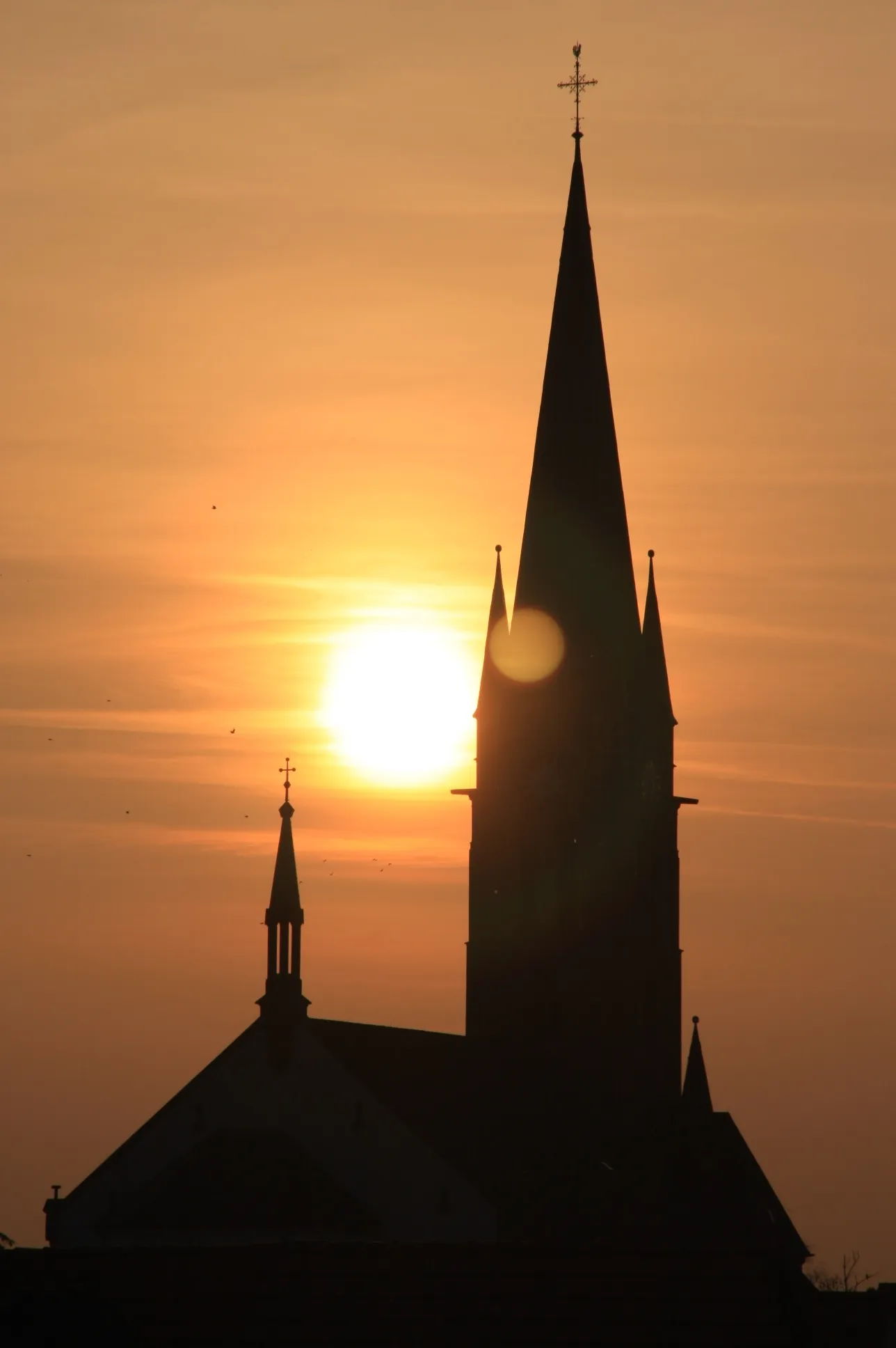 Photo showing: Sonnuntergang in Bellheim - Kirchturm der katholischen Kirche