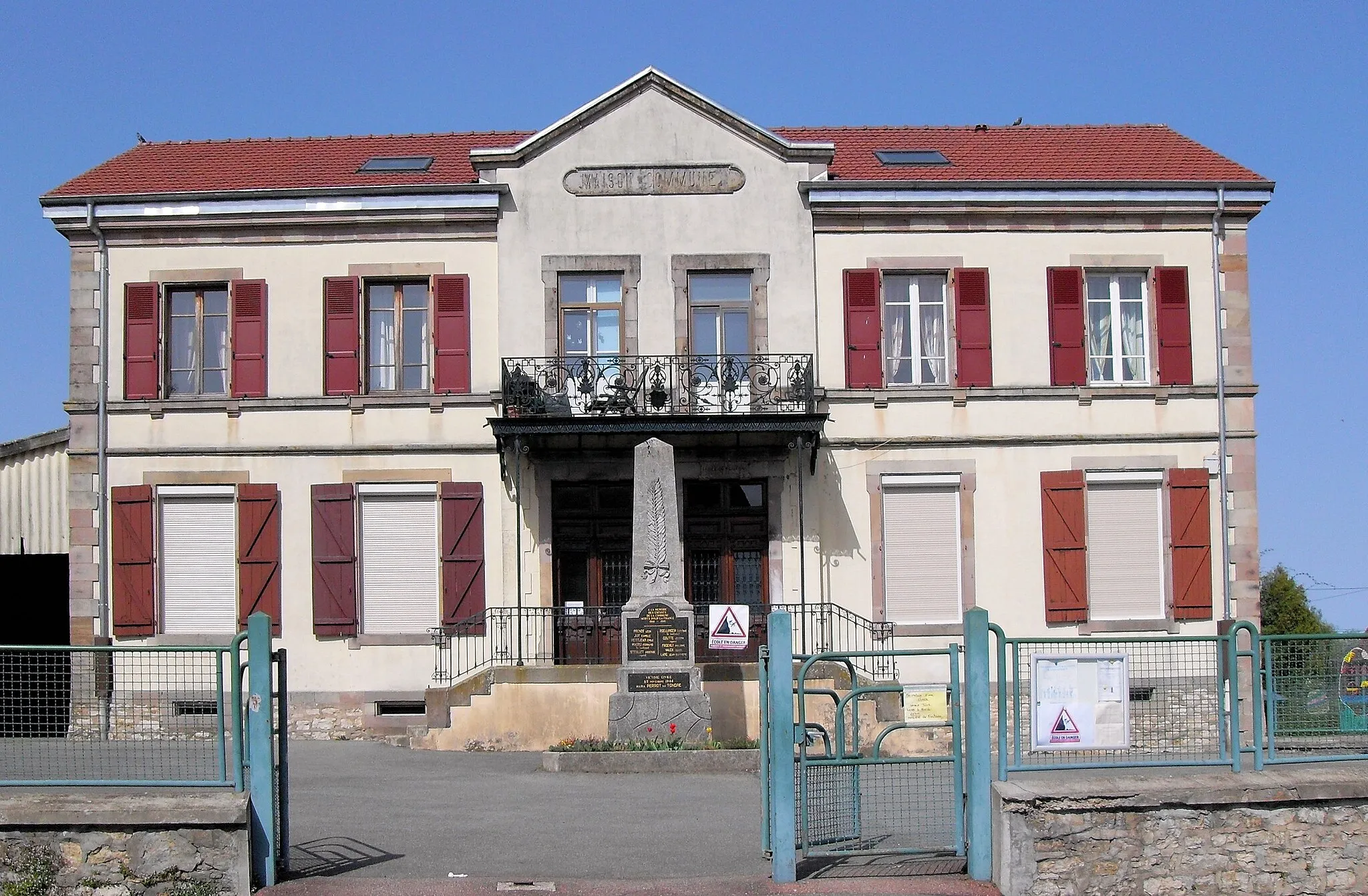 Photo showing: La mairie-école d'Angeot