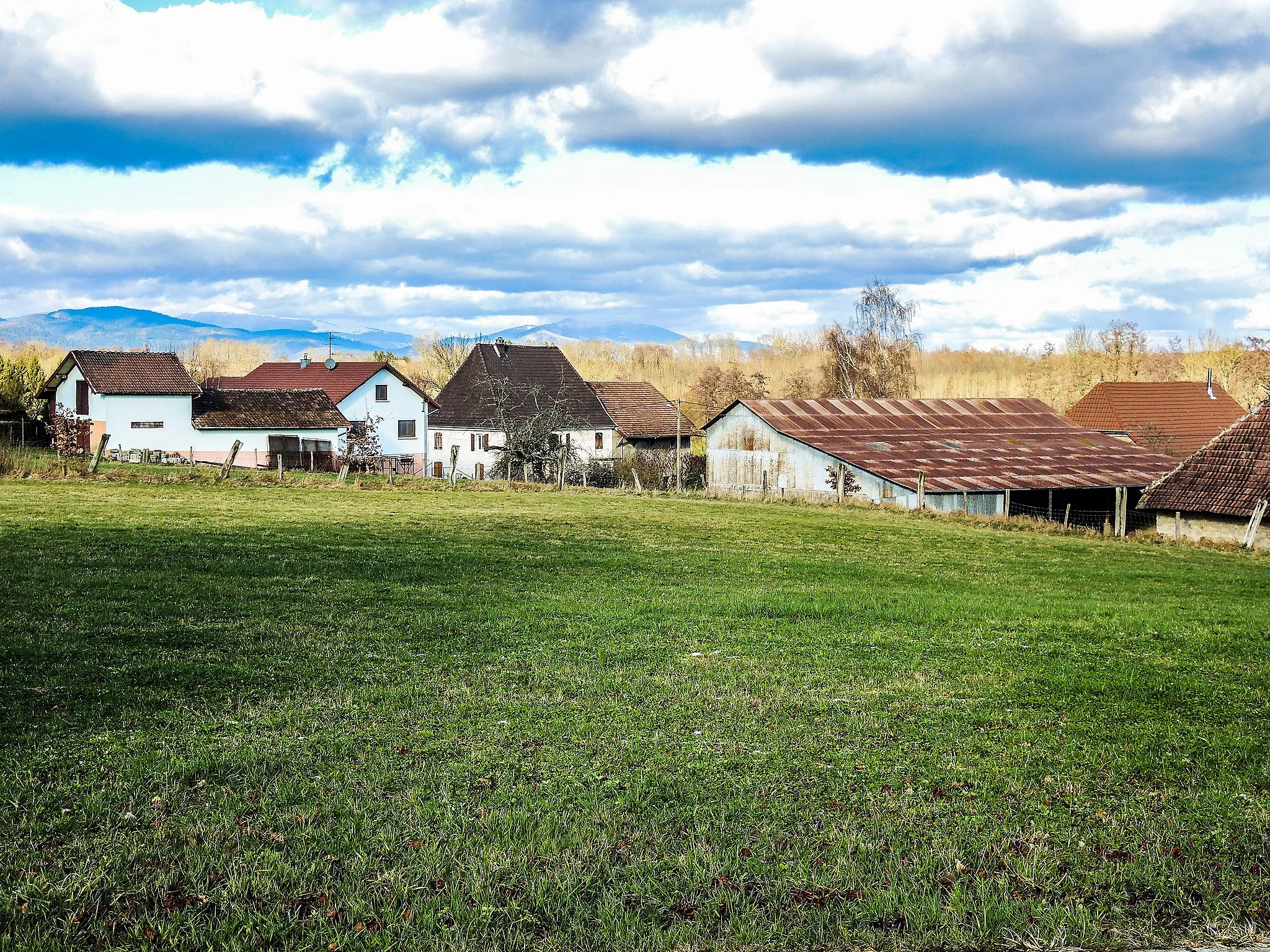 Photo showing: Côté nord du village d'Angeot, vu du parvis de l'église. Territoire de Belfort.