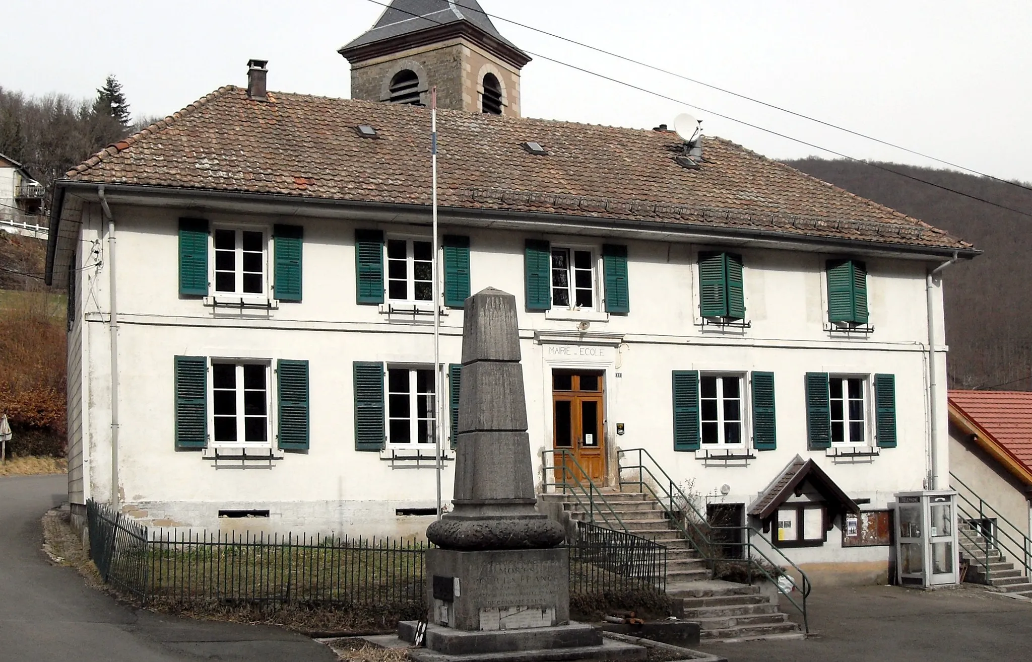 Photo showing: La mairie-école d'Auxelles-Haut