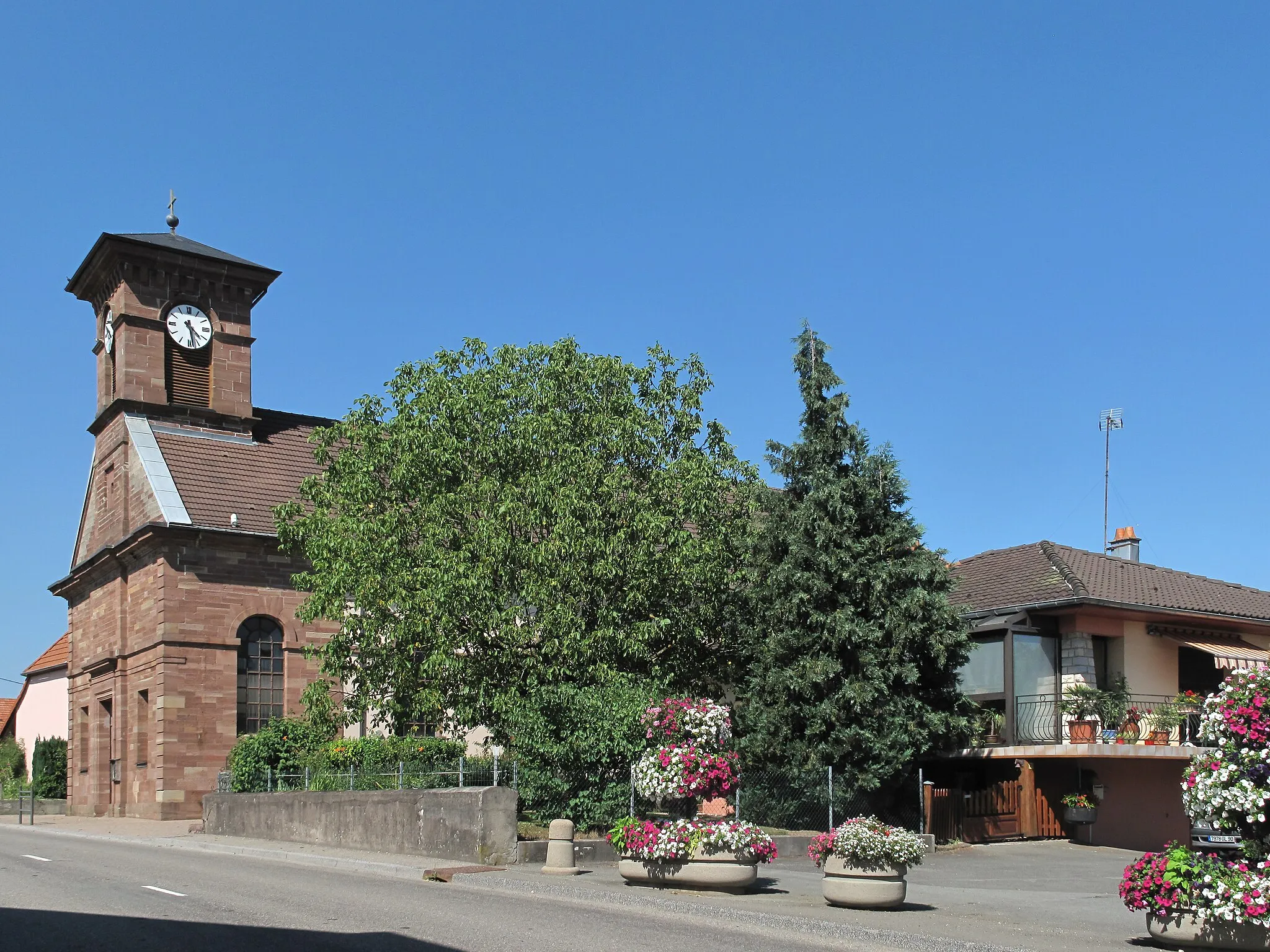 Photo showing: Bessoncourt, church (l'église Sainte-Suzanne) in the street