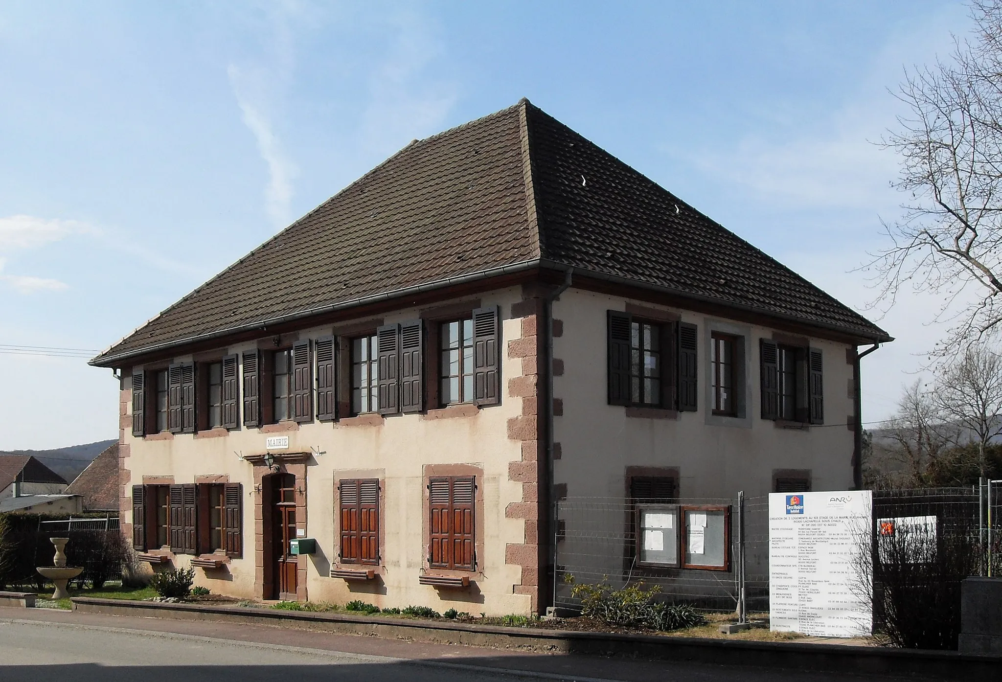 Photo showing: La mairie de Lachapelle-sous-Chaux